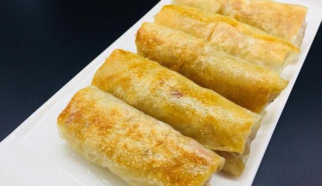 香煎土豆丝卷,香脆可口,加入熏肉丝或火腿丝味道会更香!