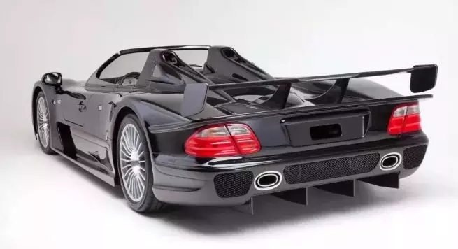 这些车有多扁?连停车场栏杆都拦不住它们