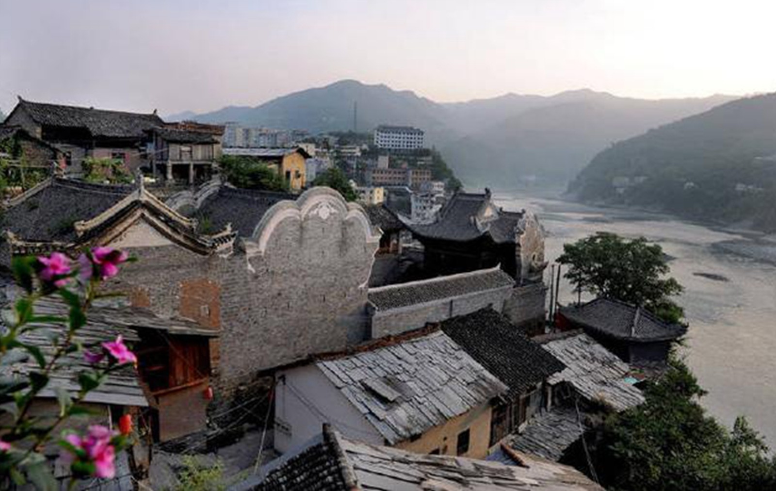 陕西旬阳县蜀河镇镇位于旬阳县太极山城以东53公里处,北倚巍巍秦岭,南