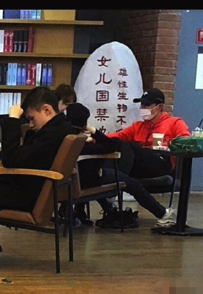 张继科景甜有好消息?网友地铁偶遇景甜,称:胖了,有孕相