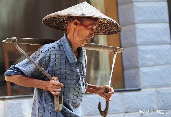 “扁担是条龙,一生吃不穷”|扁担|棒棒|土方_新浪新闻