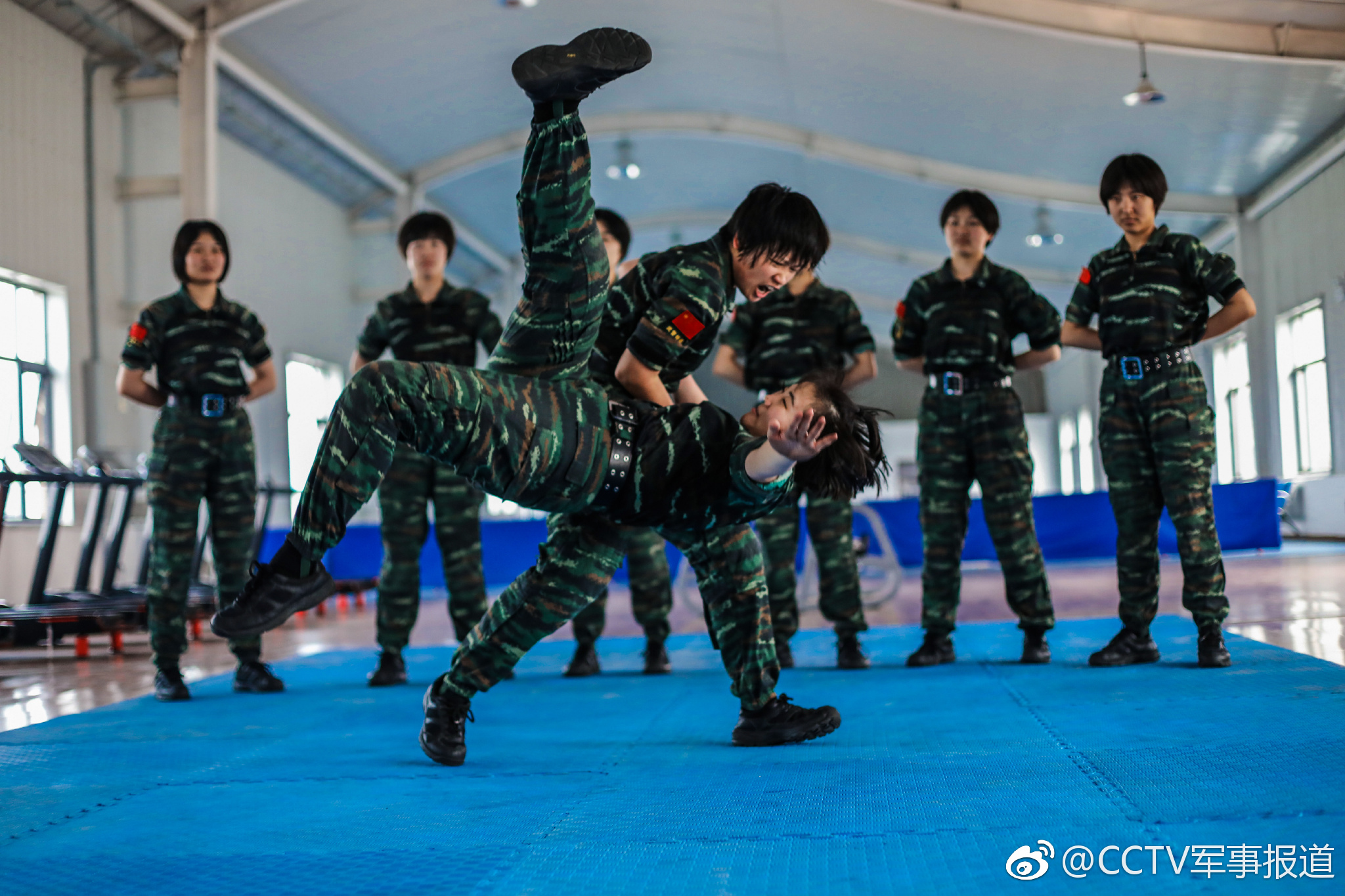 酷! 直击98后特战女兵搏击训练 3秒钟ko对手