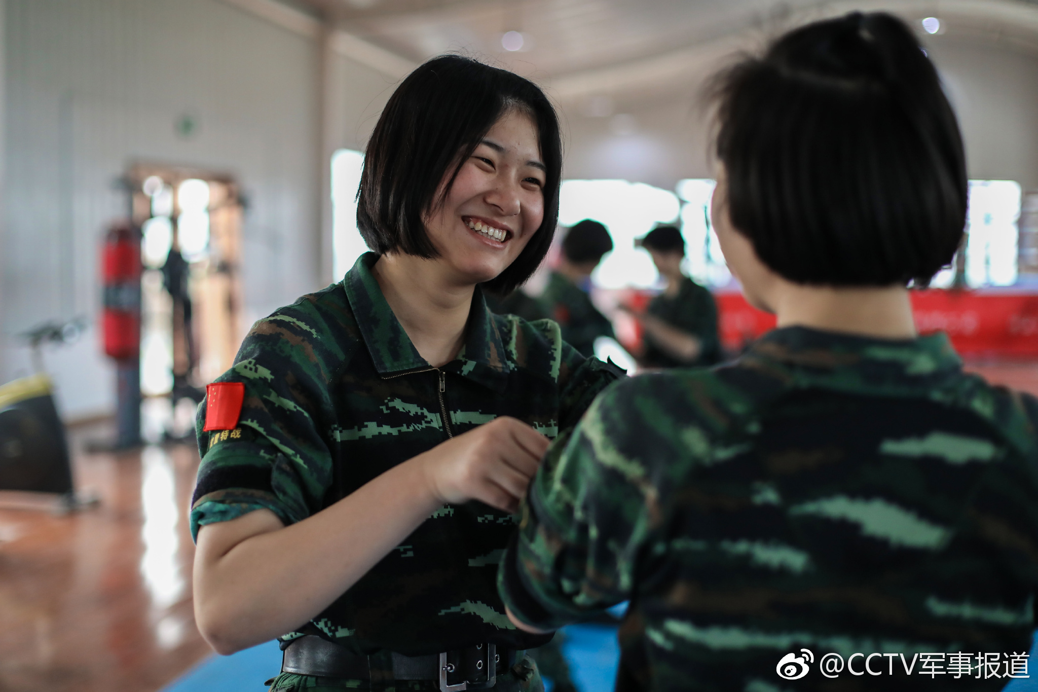 酷! 直击98后特战女兵搏击训练 3秒钟ko对手