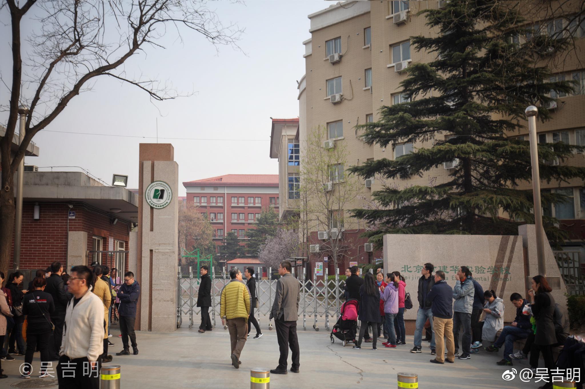 学校是管理学生的