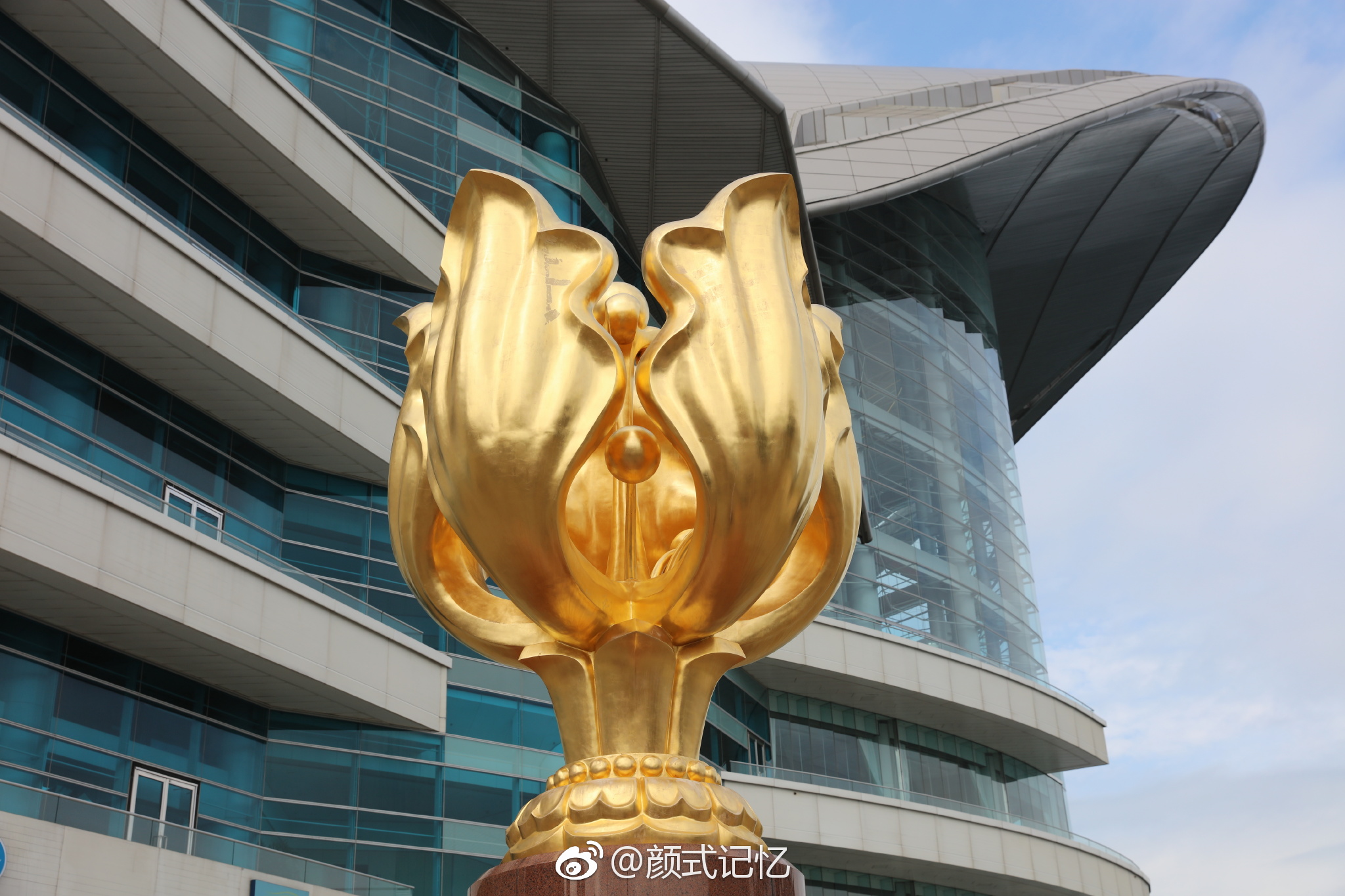 永远盛开的紫荆花一一金紫荆.(摄于香港会展中心金紫荆广场)|金紫荆广