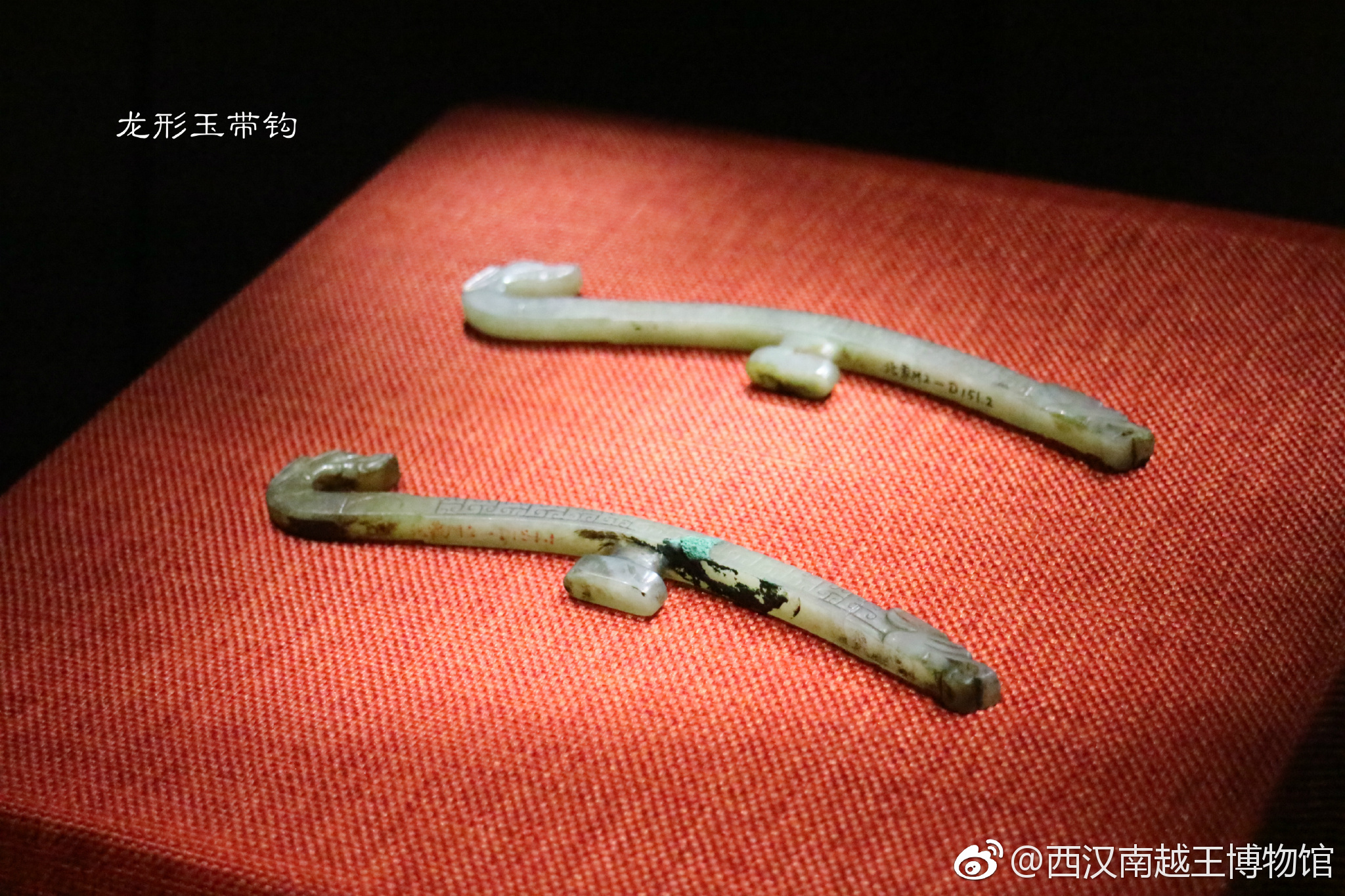 带钩是束缚衣带的服饰用具。南越王墓出土的玉带钩均为墓主赵眜所有