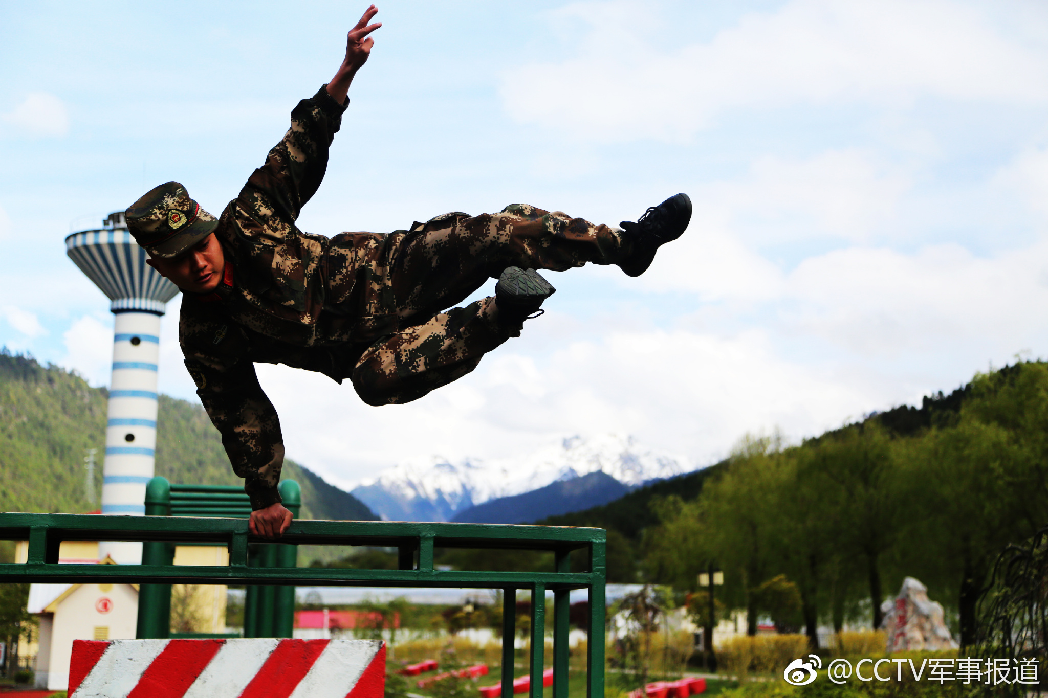 "个别基层主官,要求战士全副武装五公里越野跑,自己装具却不全,这让
