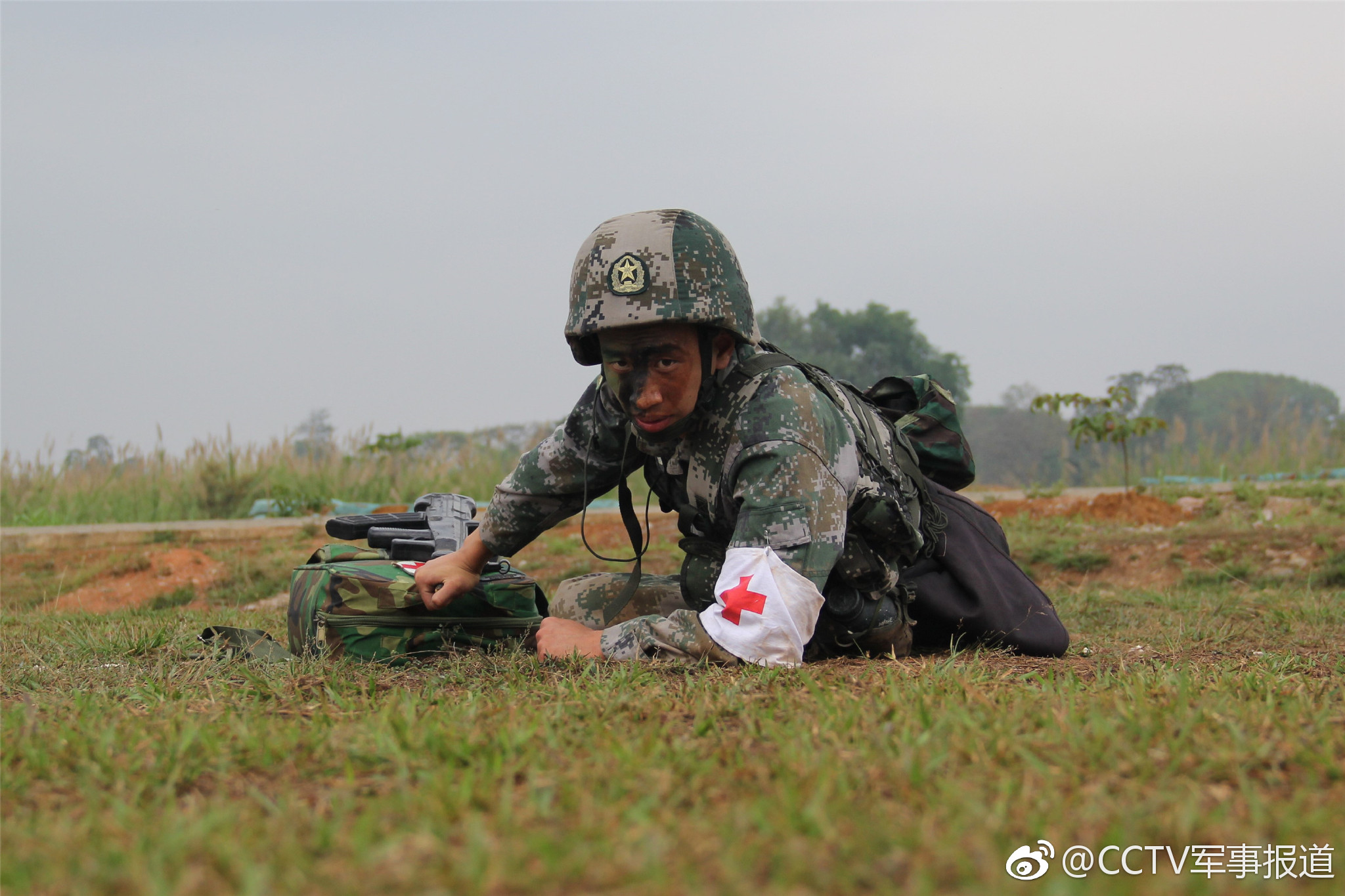 卫生兵,上战场能救护还能打仗