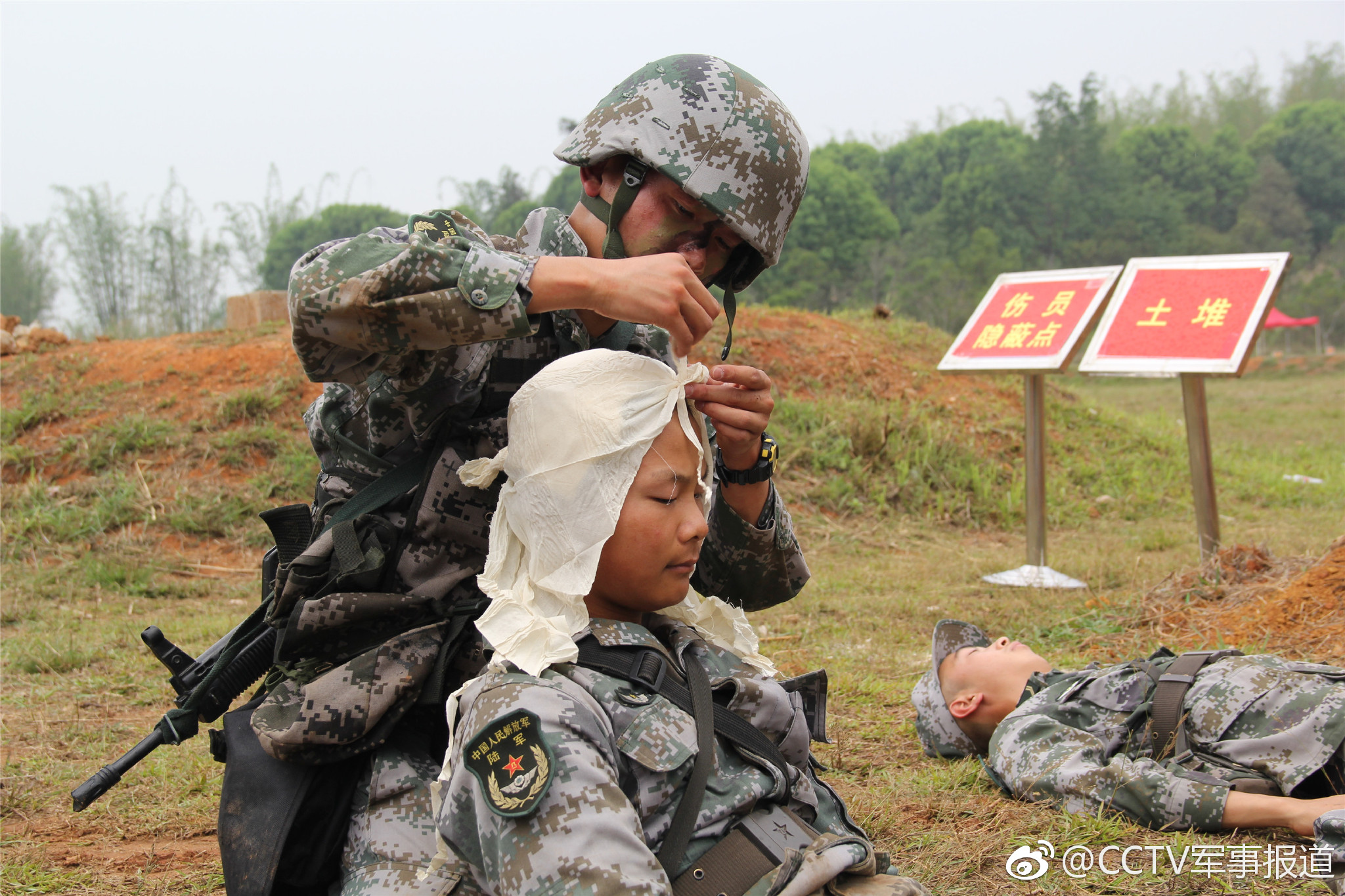 卫生兵,上战场能救护还能打仗