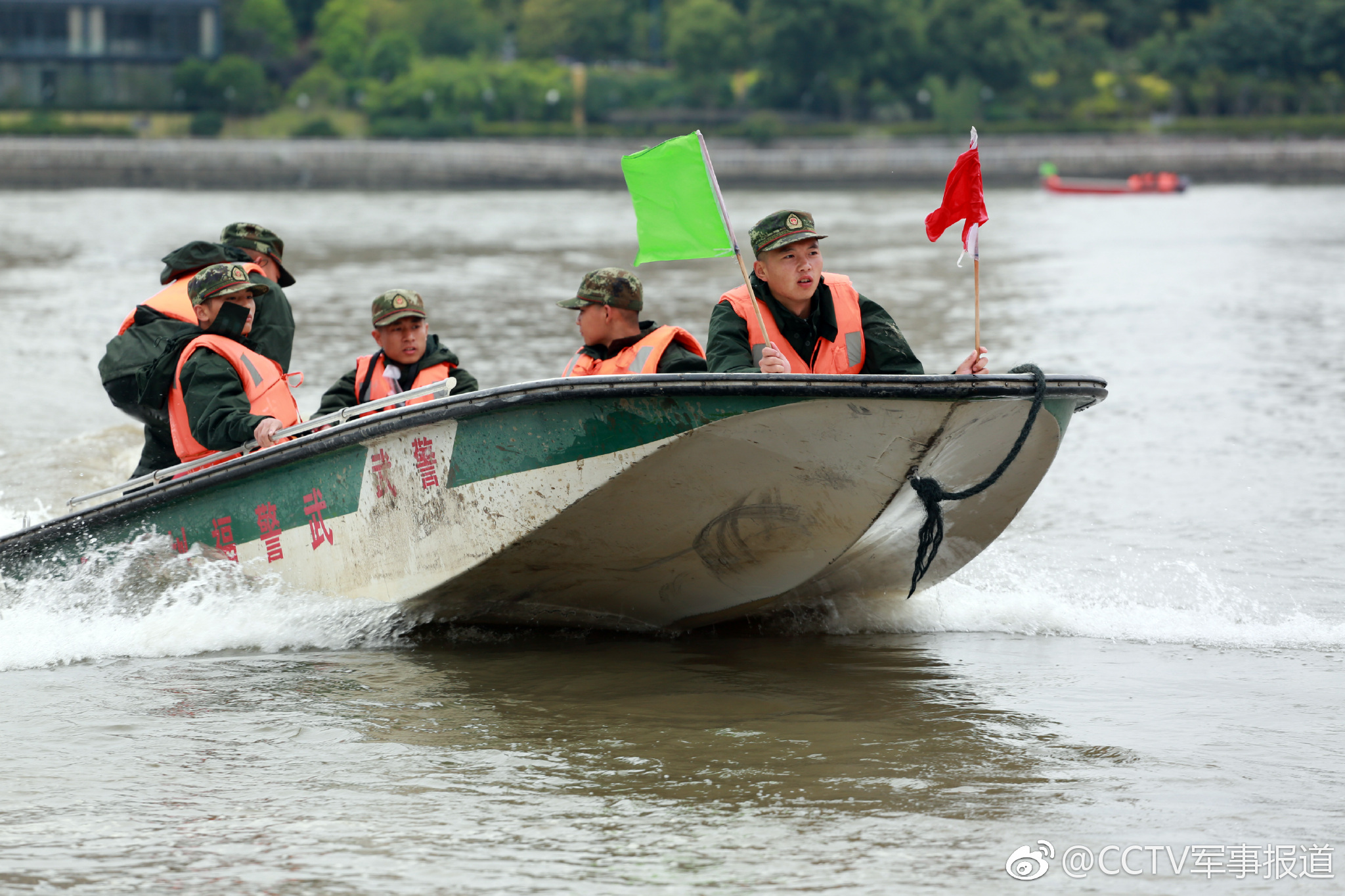 锻造抢险尖兵 看福州武警冲锋舟操作手集训|冲锋舟|集训|武警_新浪新