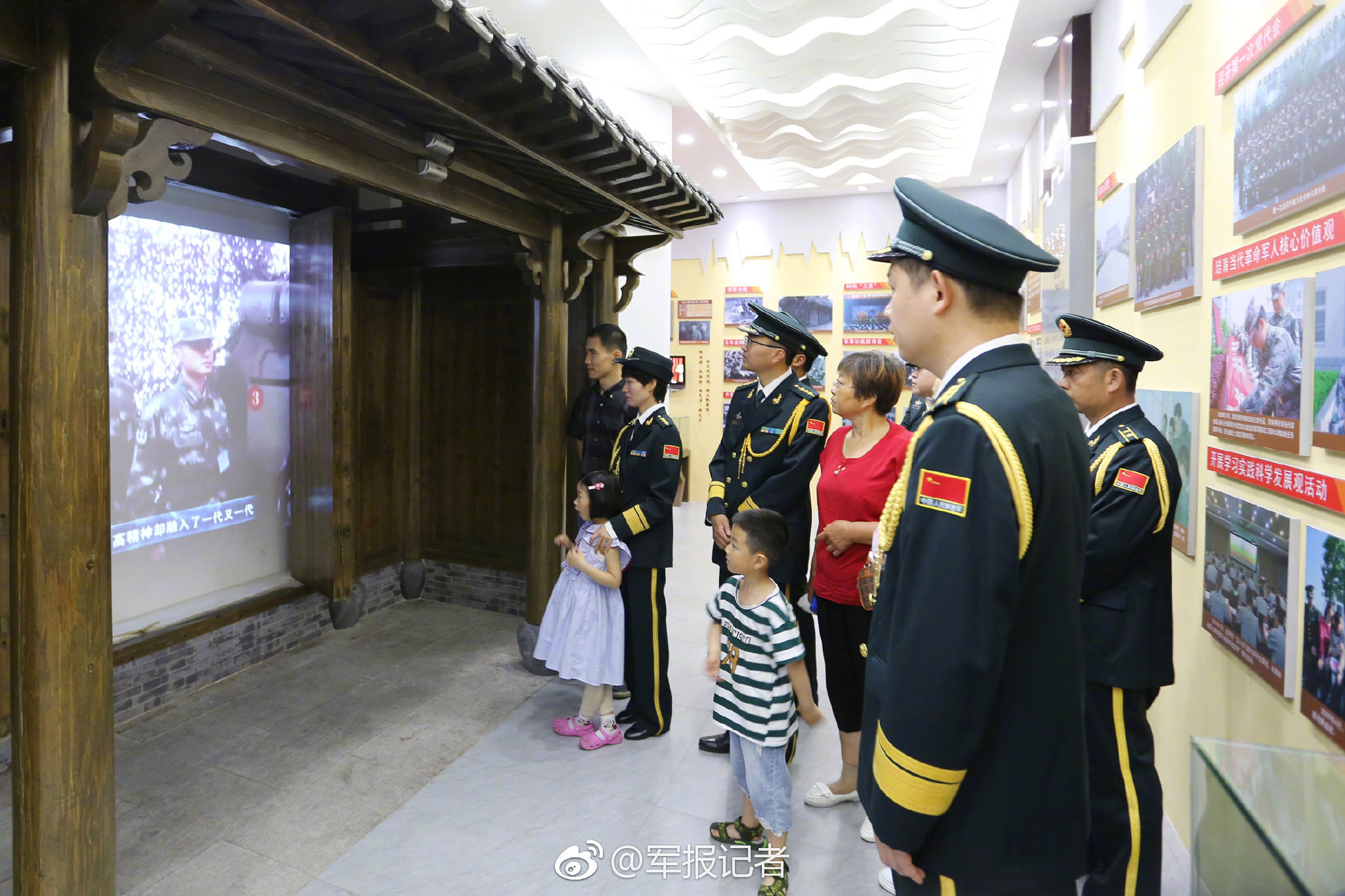 5月18日,96812部队举行2018年度退役军官向军旗告别活动.