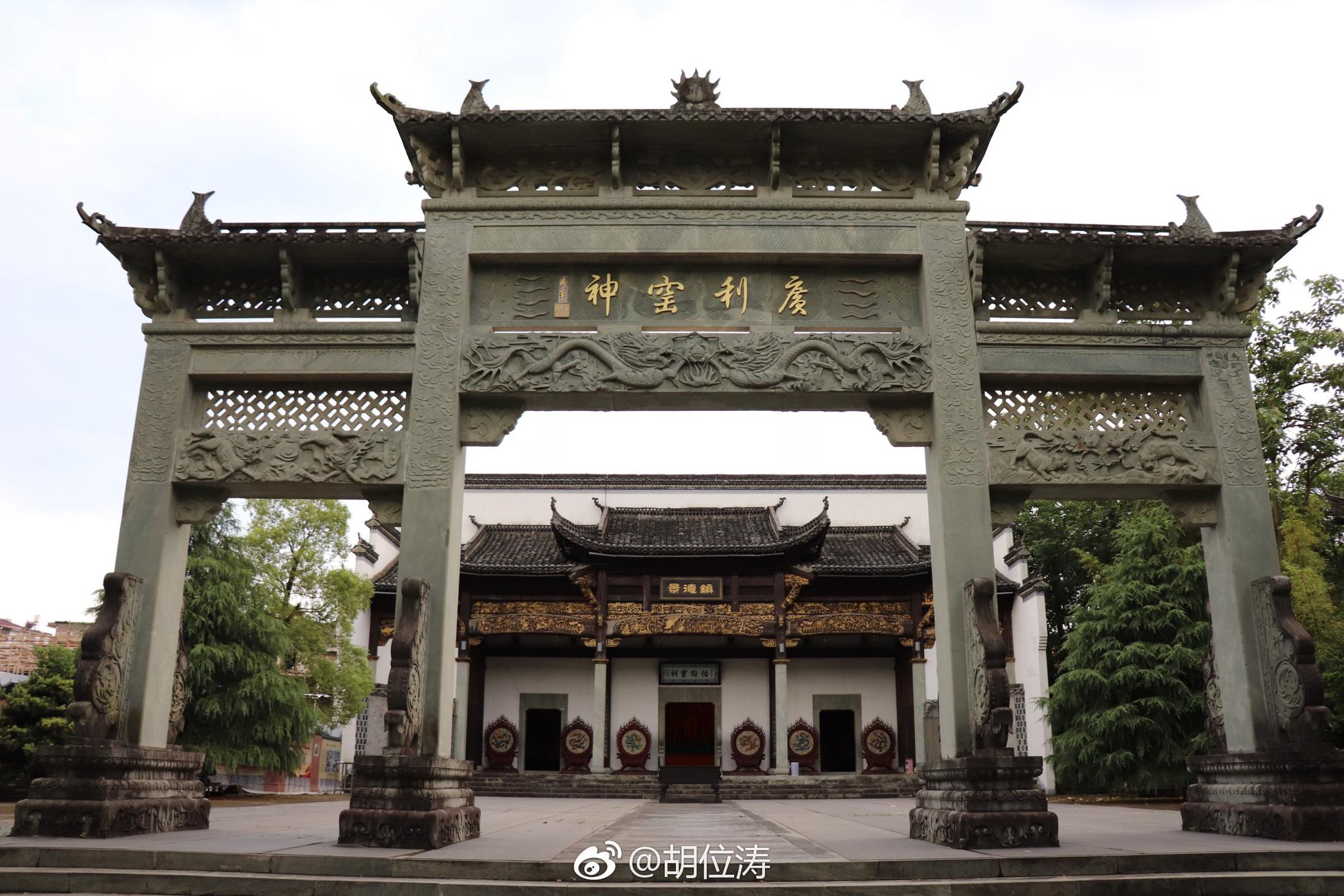 御窑厂遗址位于景德镇老城区中心地带,现存遗址及其背景环境,是研究御