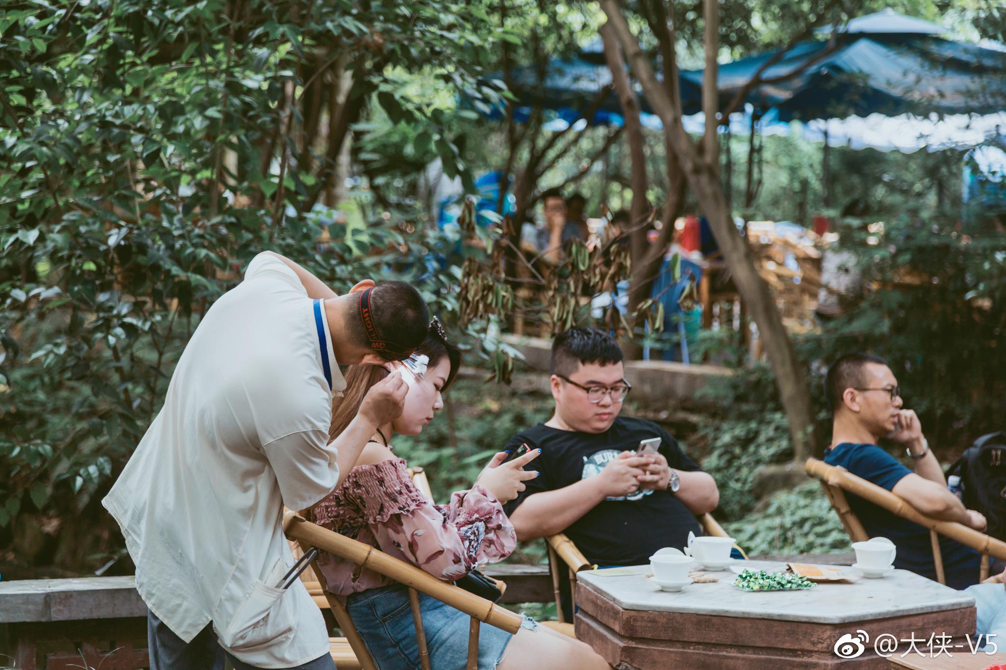 每次来成都,都会约上成都的朋友去人民公园喝茶,不得不说