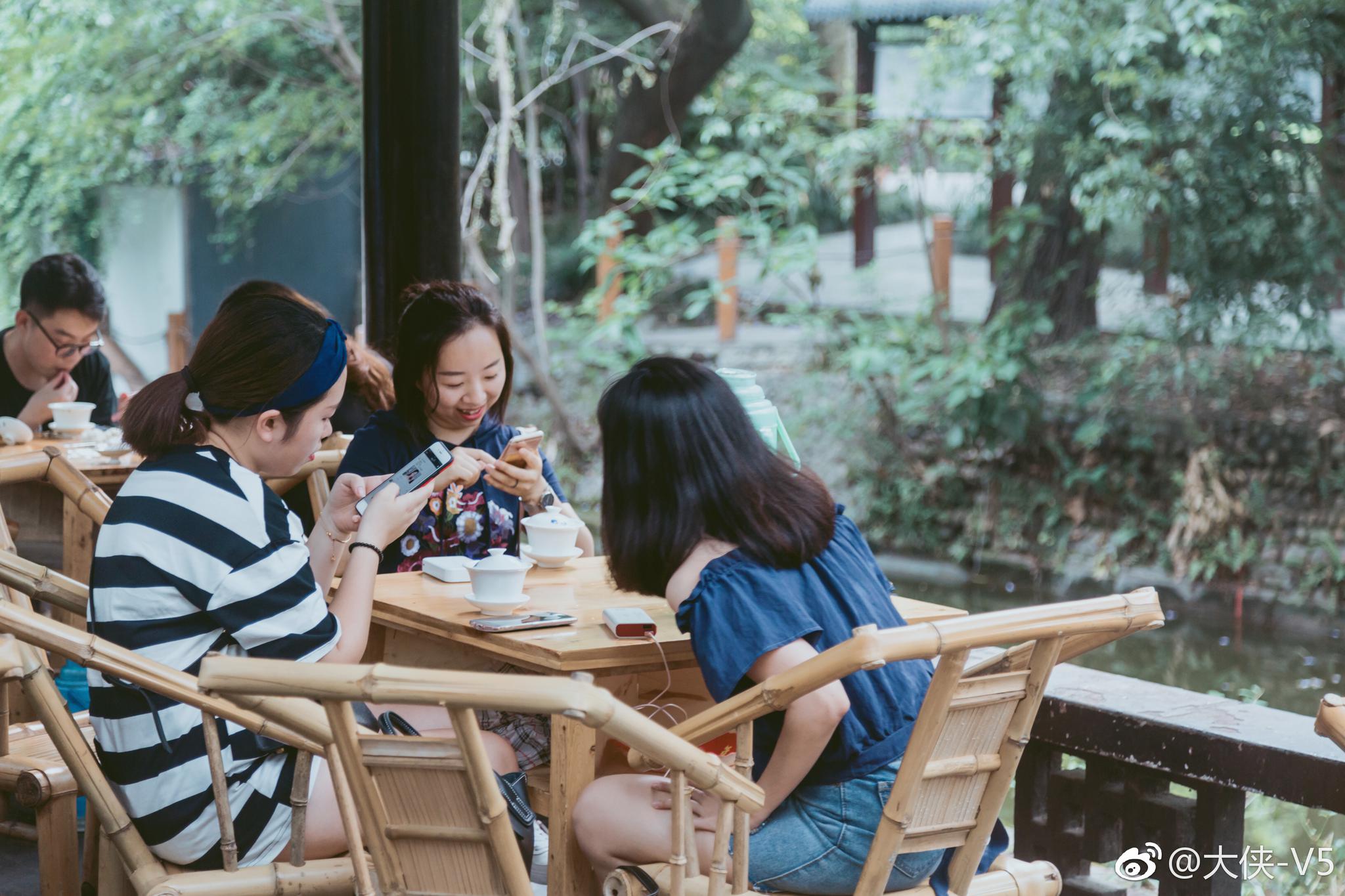每次来成都,都会约上成都的朋友去人民公园喝茶,不得不说