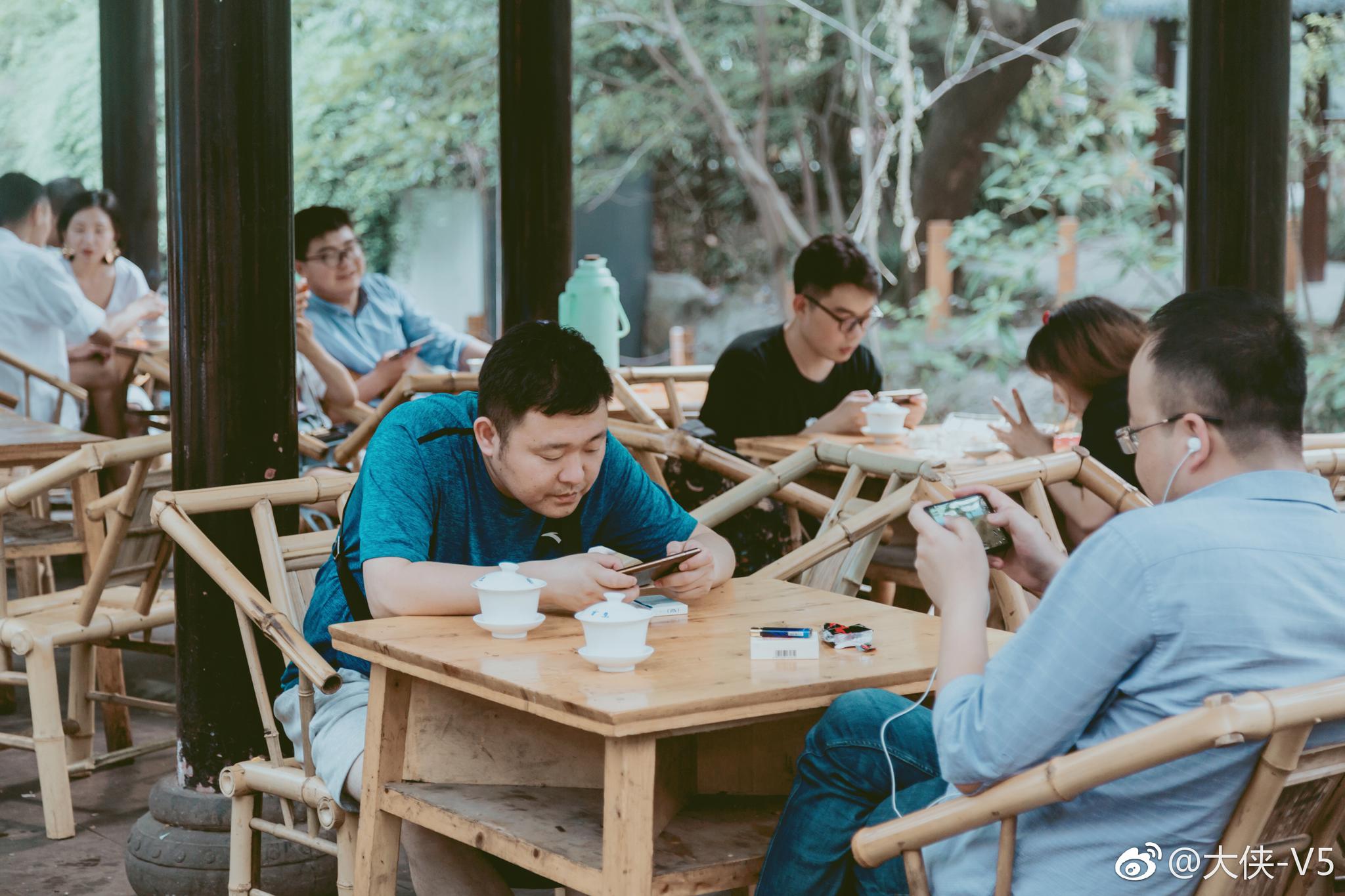 每次来成都,都会约上成都的朋友去人民公园喝茶,不得不说