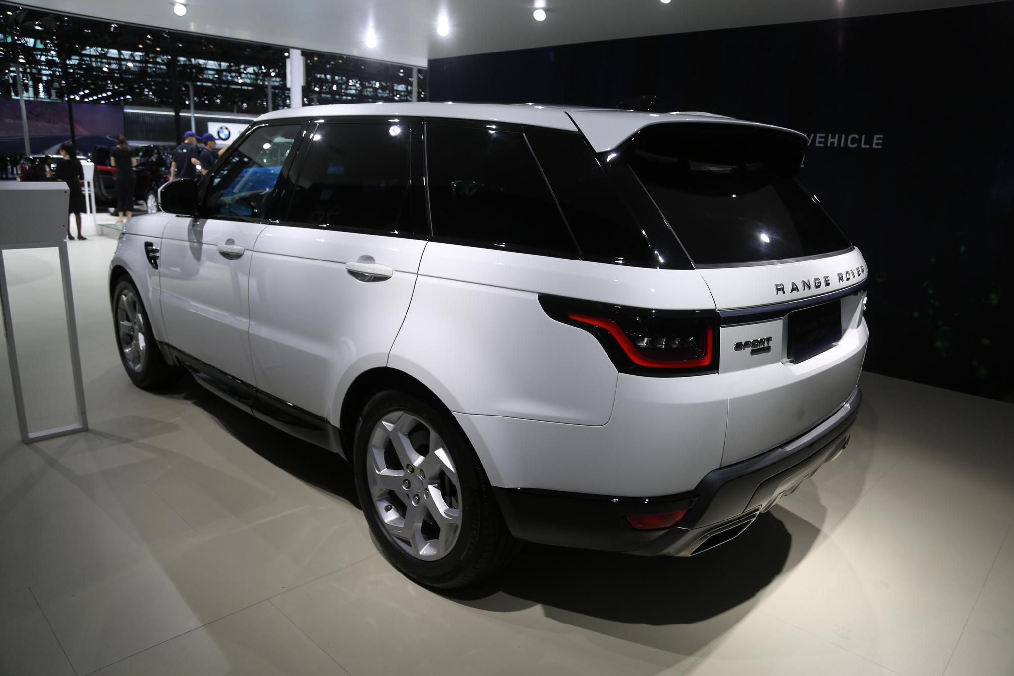 路虎新款揽胜运动版p400e华南首发,2018深港澳国际车展实拍!