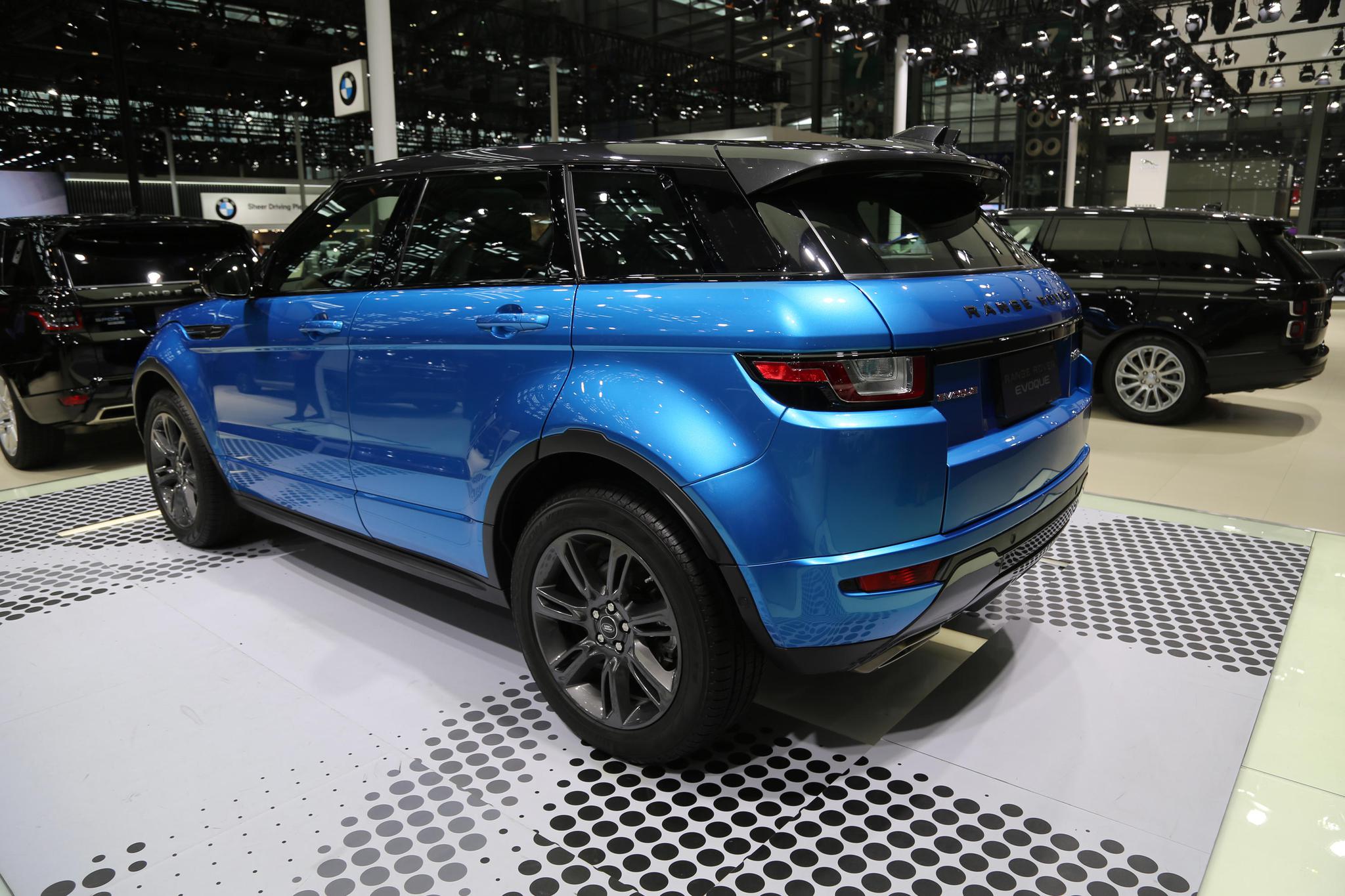 路虎揽胜极光梦莲湖蓝限量版华南首秀2018深港澳国际车展实拍