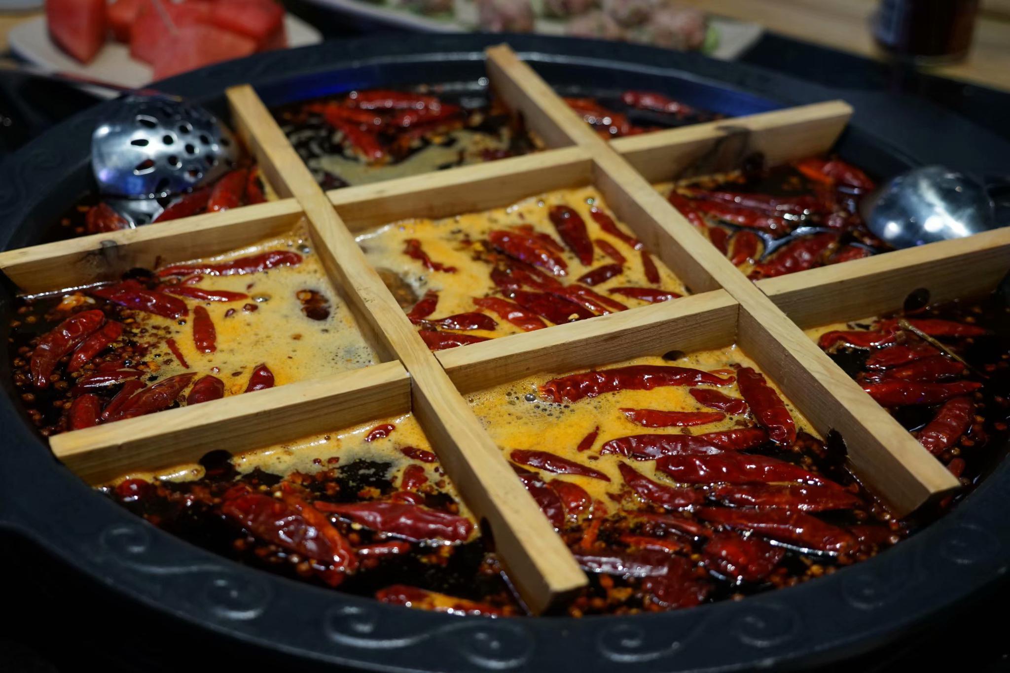 观音桥惊现"裸"火锅,招牌菜"妖艳儿"得不得了