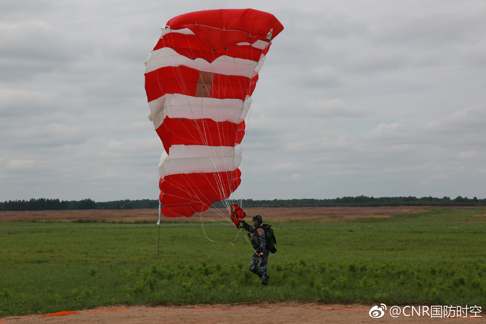"国际军事比赛-2018":中国空降兵在俄罗斯进行首次跳伞训练