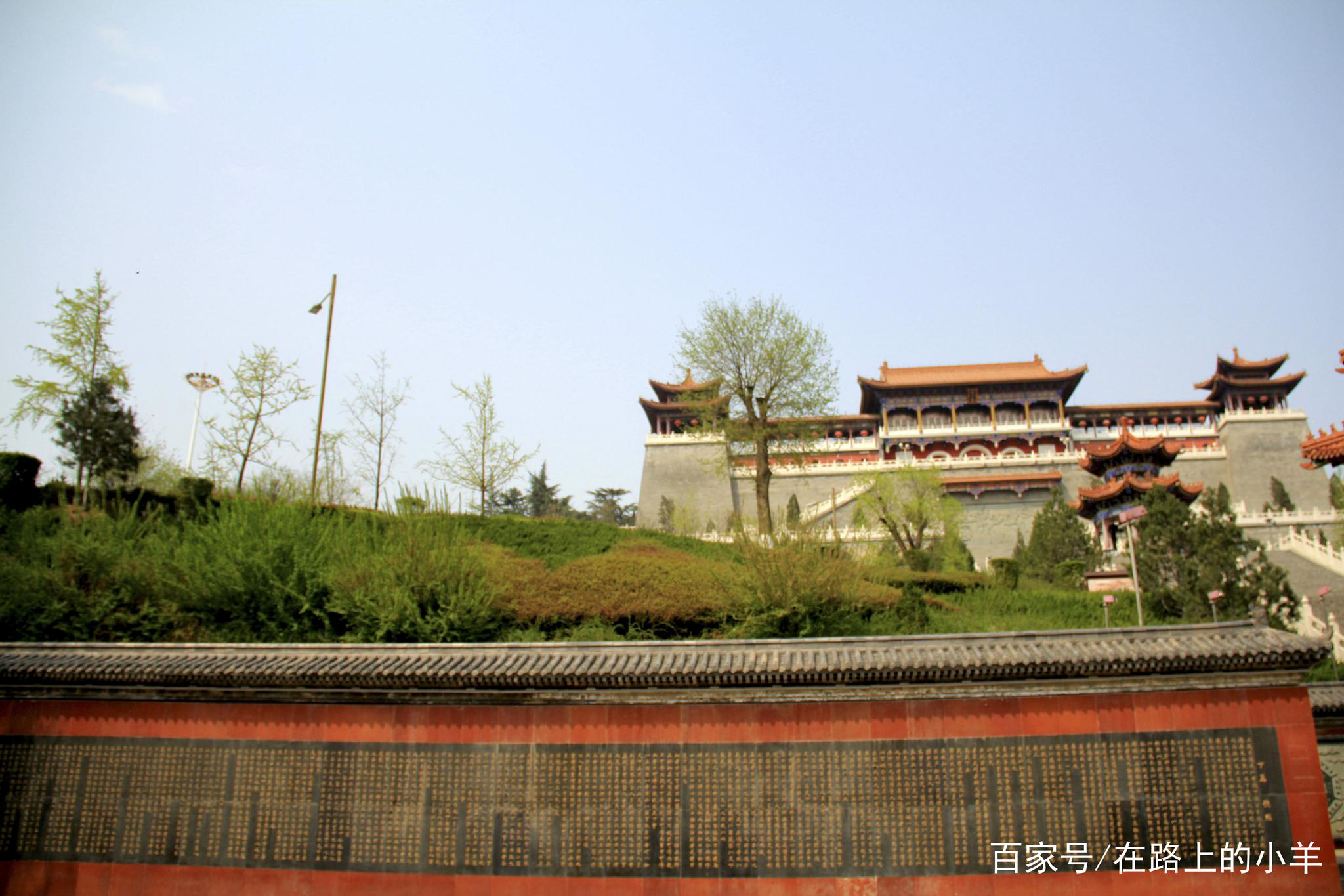 道观位于宝鸡市金台区北坡森林公园入口处,距离宝鸡市老火车站特别近