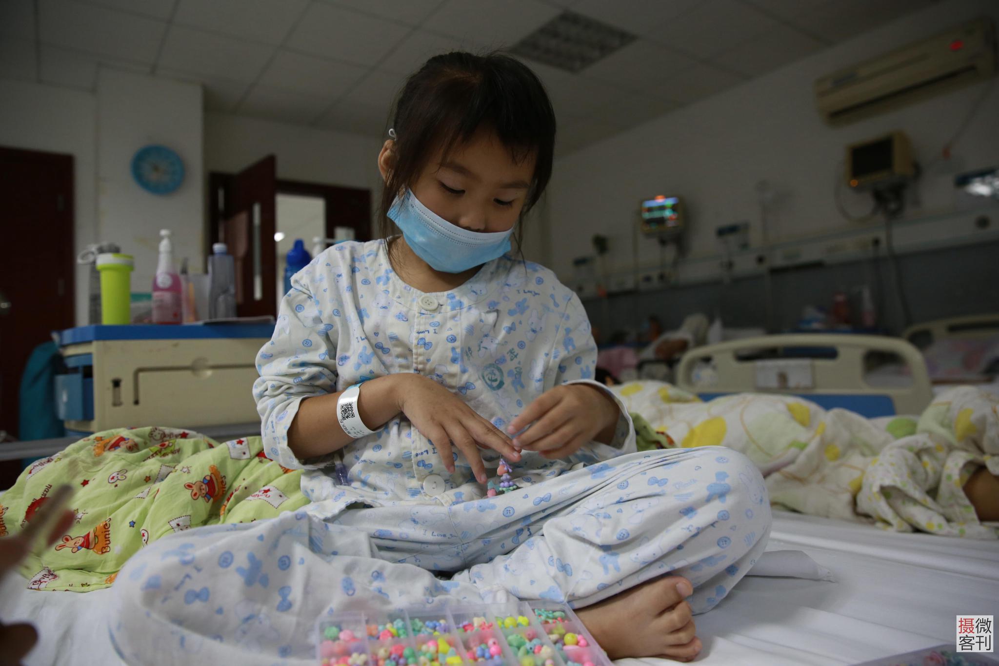 年轻妈妈刚去世6岁女儿又患白血病 姥姥痛哭隐瞒真相