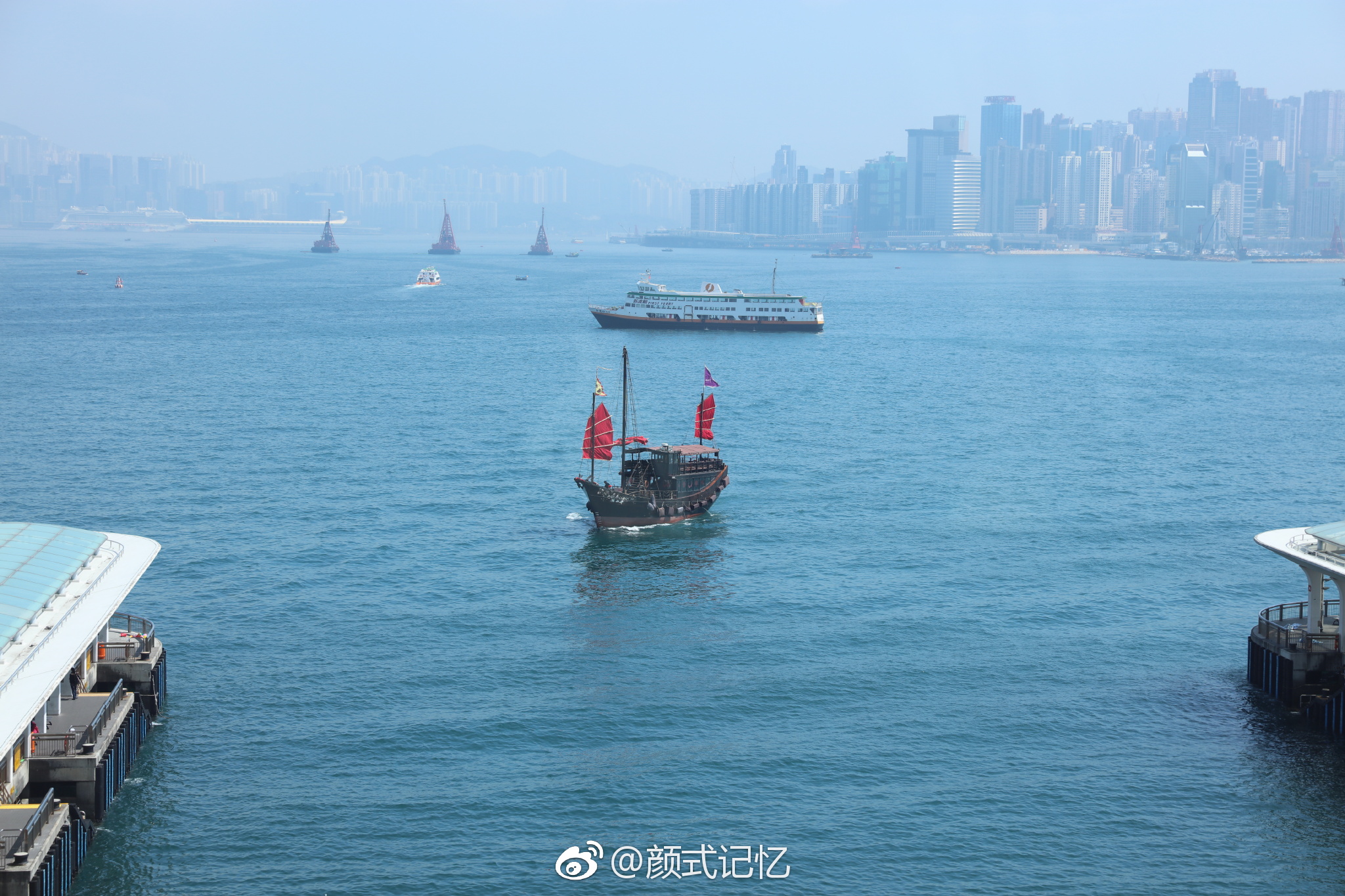 海盗？海盗船横行香江一一游香港维多利亚港拍摄。|海盗船|游香港|维多利亚港_新浪新闻