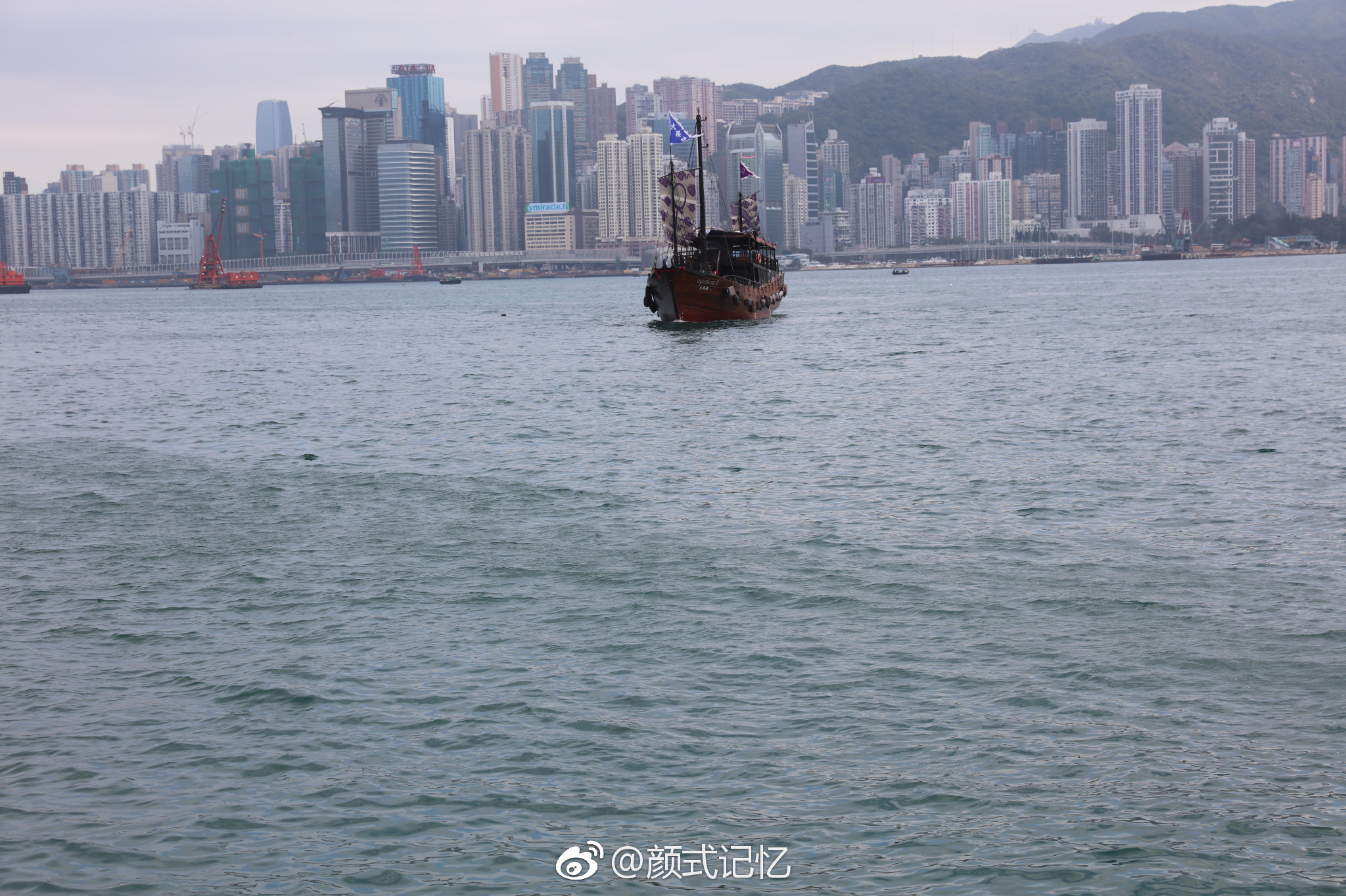 海盗？海盗船横行香江一一游香港维多利亚港拍摄。|海盗船|游香港|维多利亚港_新浪新闻
