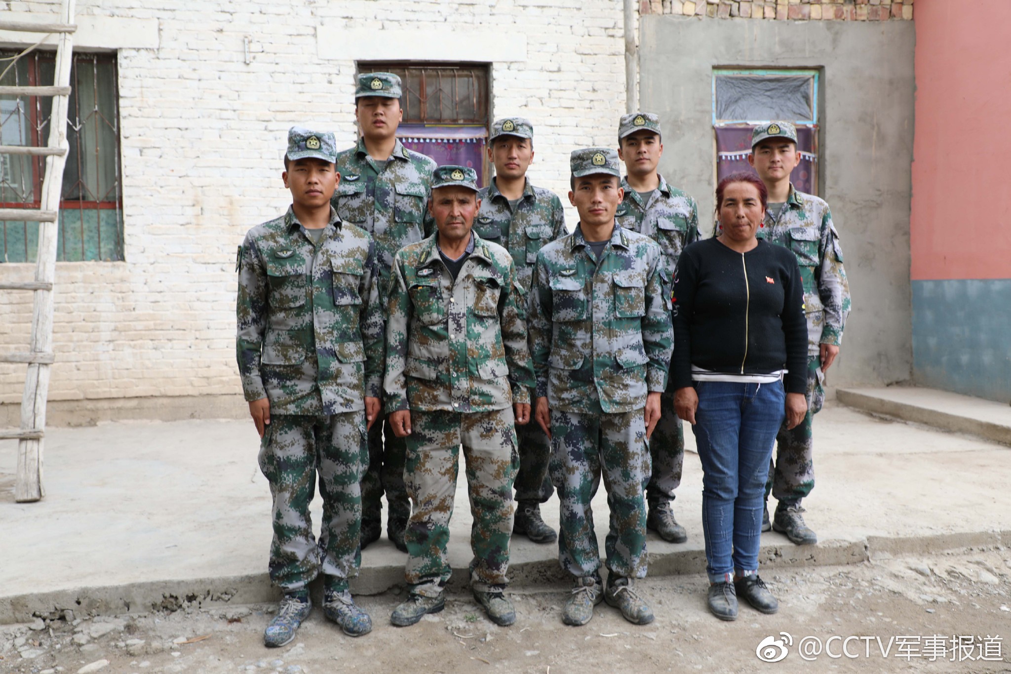 9月2日,新疆阿克苏军分区某边防团英阿特边防连即将退伍的7名老兵