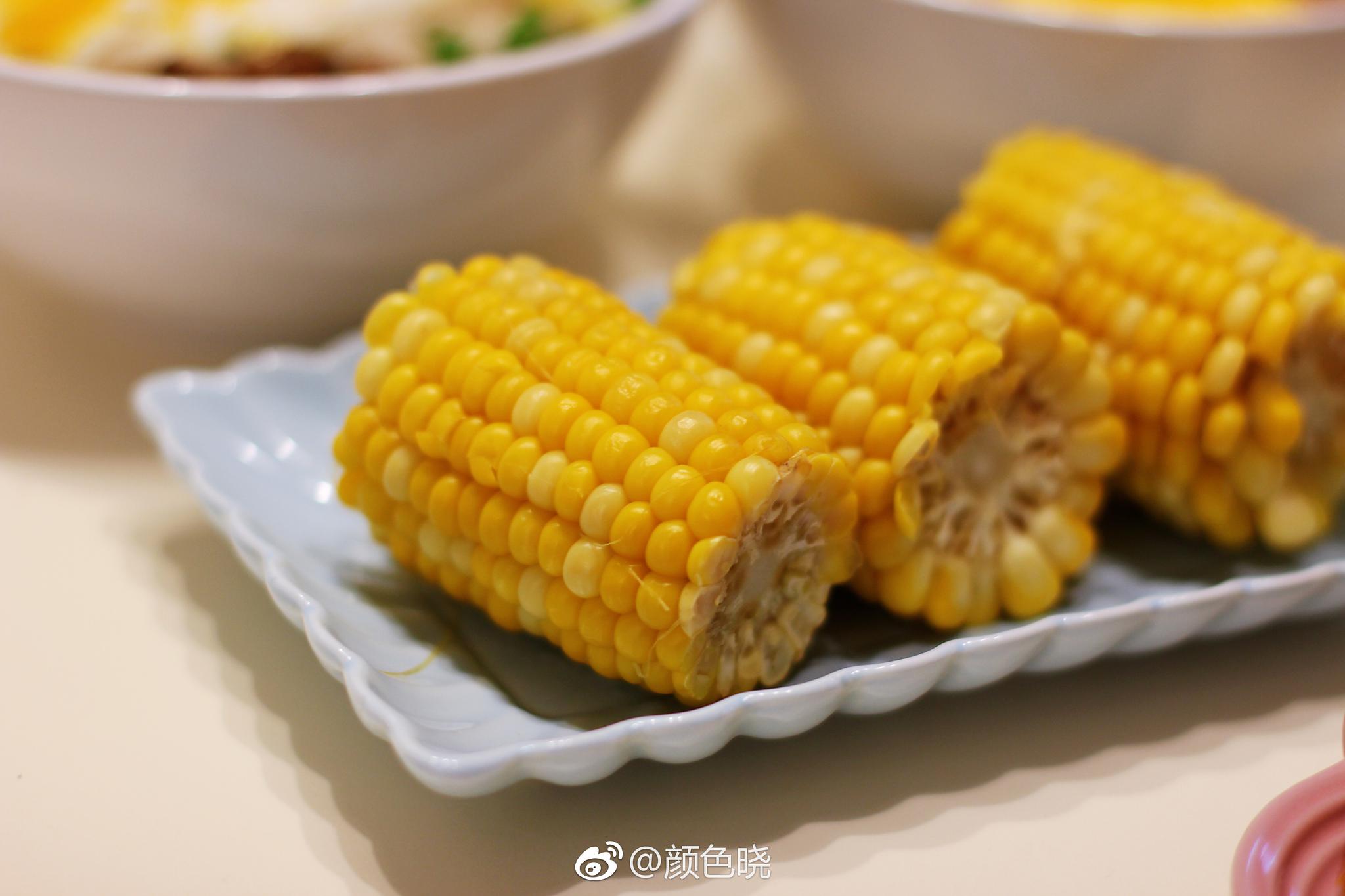 605期肉臊煎蛋面,煮玉米,椰蓉面包,蜂蜜水. @罐头赵伟