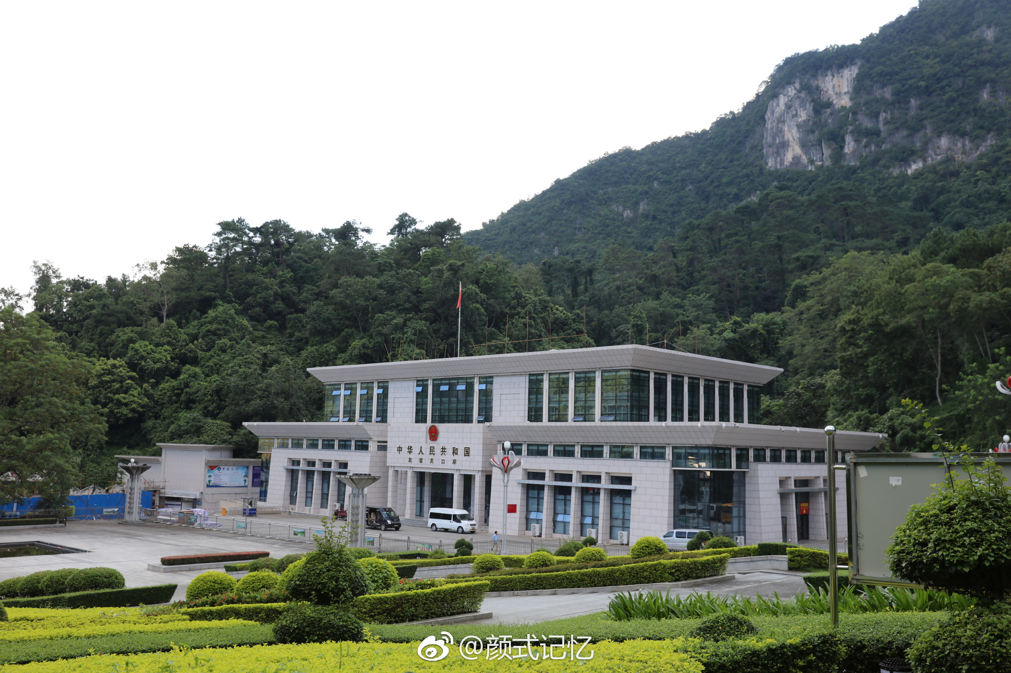 "友谊关"不住一一向南,过海关后经谅山几省,到越南首都河内