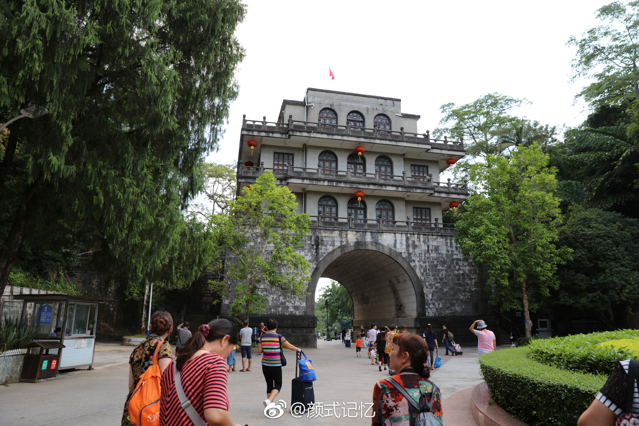 "友谊关"不住一一向南,过海关后经谅山几省,到越南首都河内