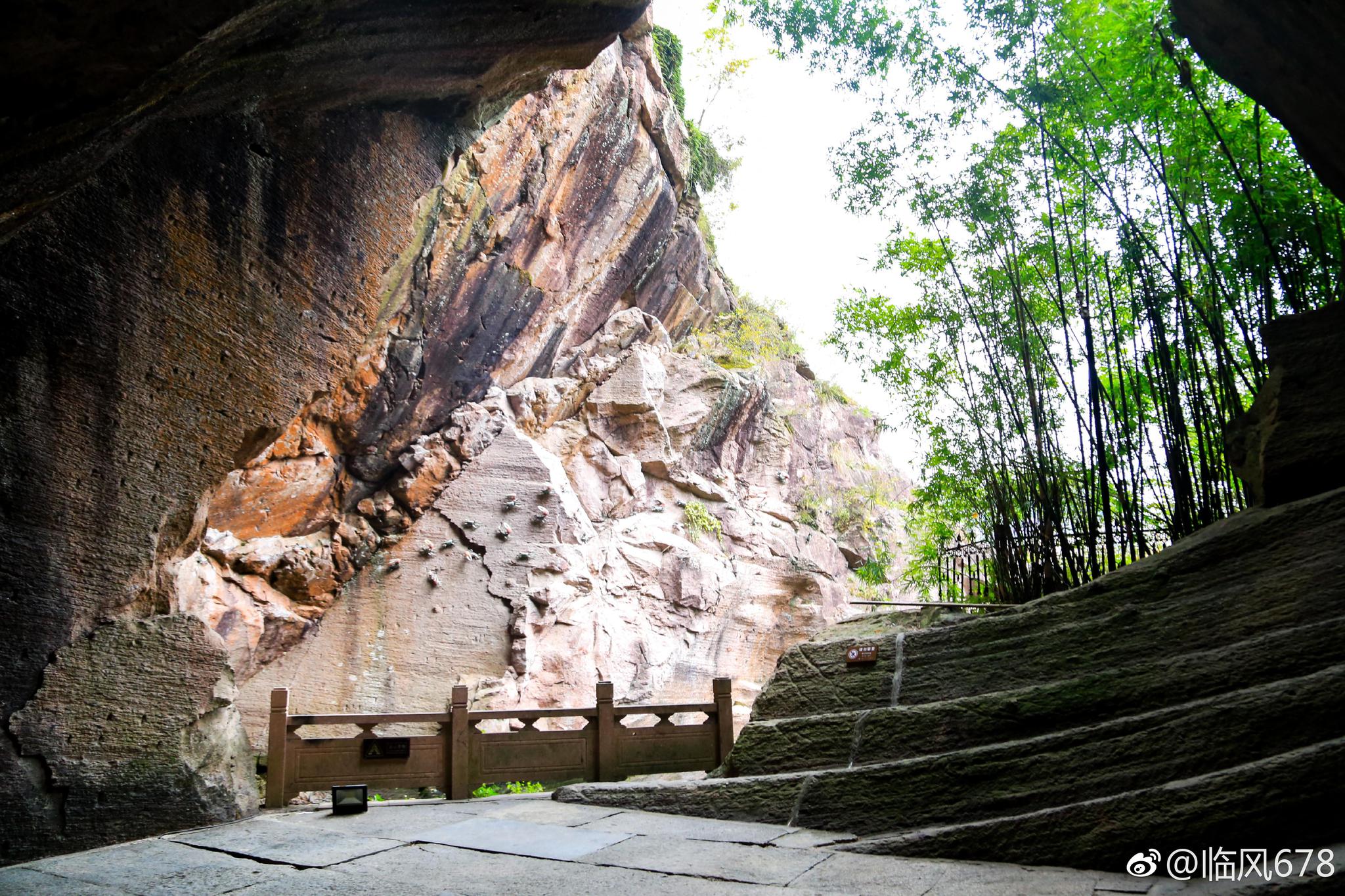 台州三门蛇蟠岛的滑泥公园,是在滩涂上开辟的一个游乐场