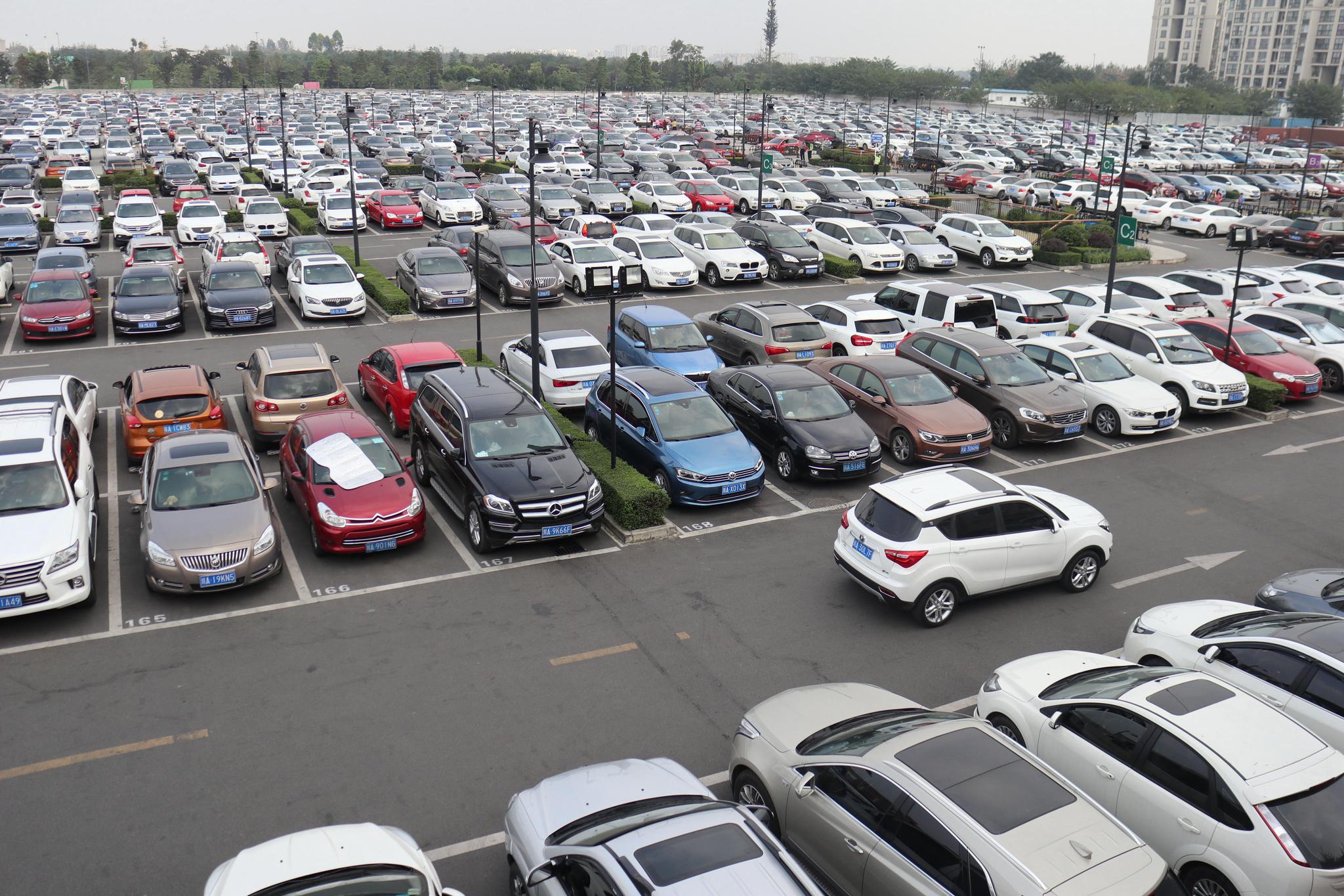 车子停路边不想被剐蹭,这些停车技巧你必须要掌握!