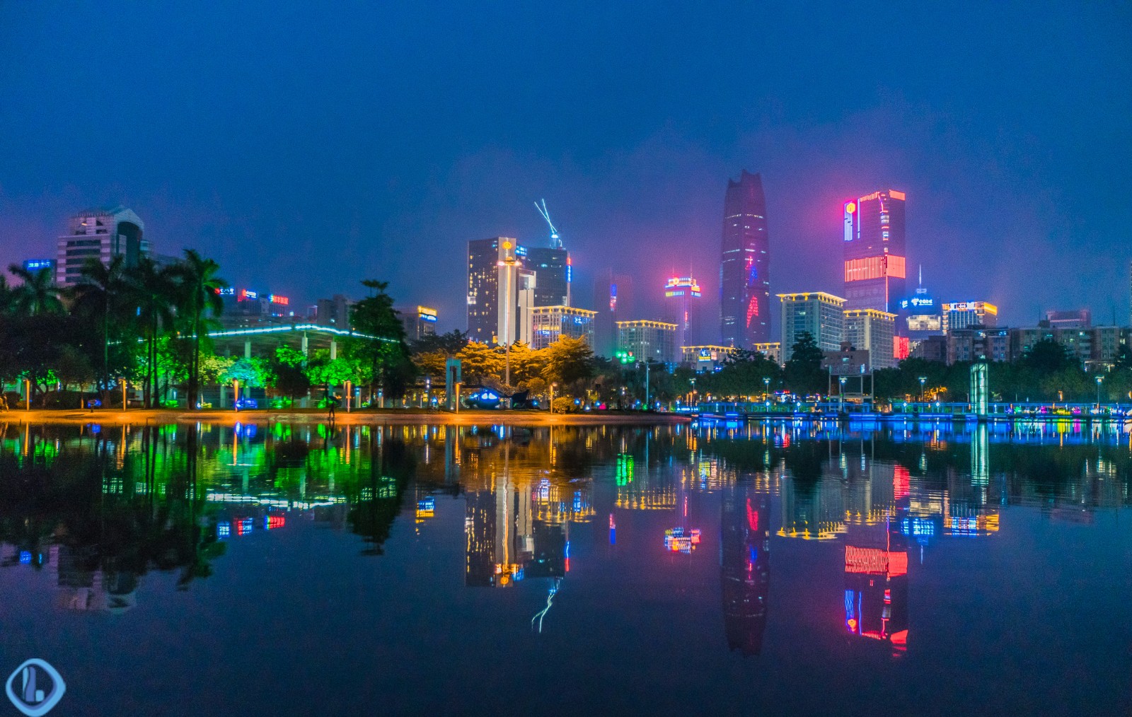 雨后东莞中心广场的夜景有一种静怡的美