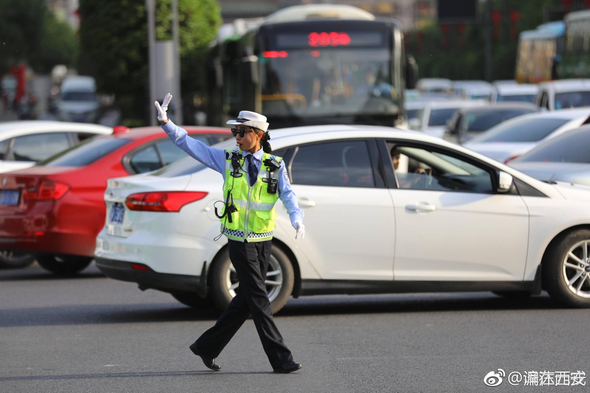 同样的五一假期,别样的青春年华|元戎|女交警|西华门_新浪新闻