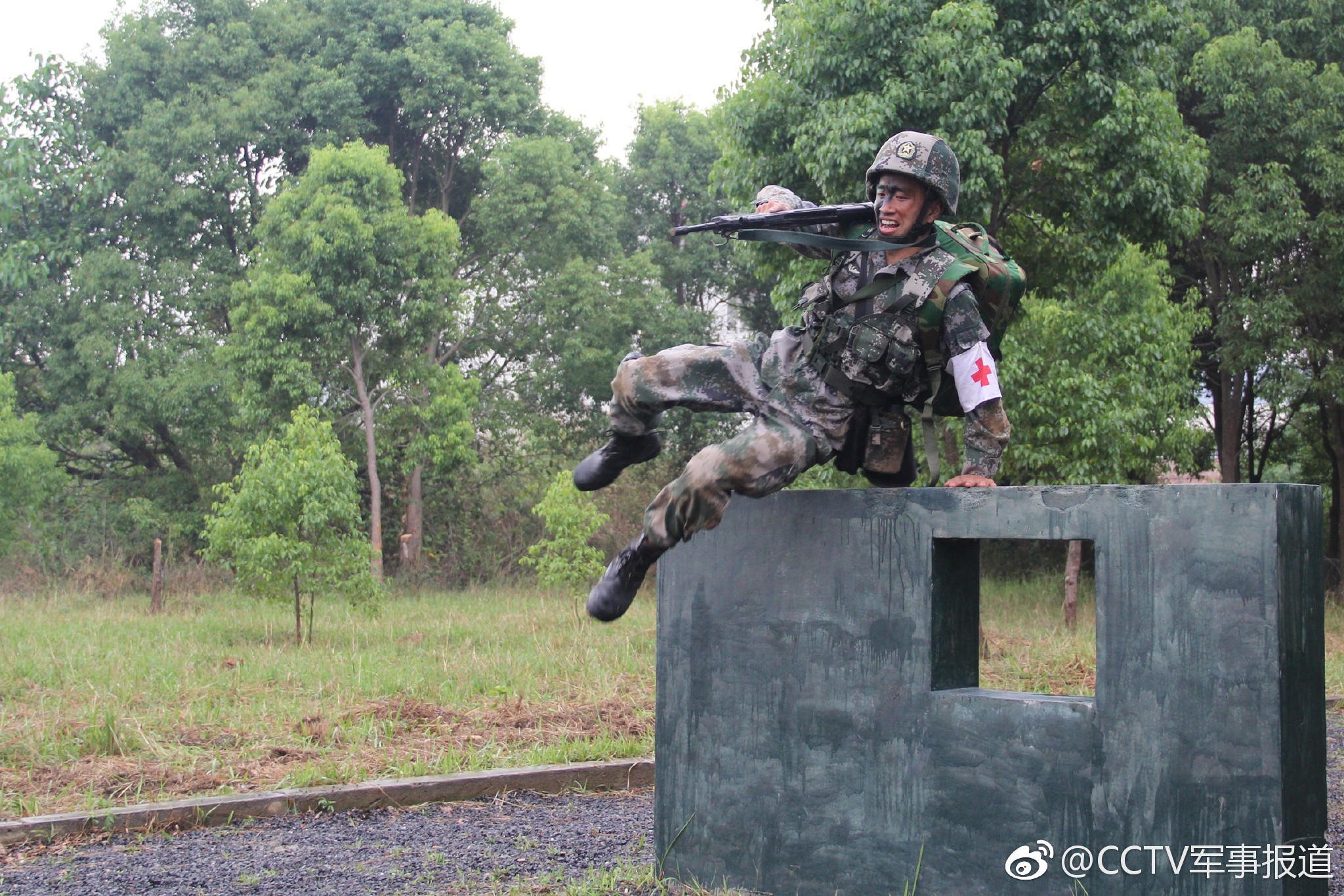 卫生兵,上战场能救护还能打仗