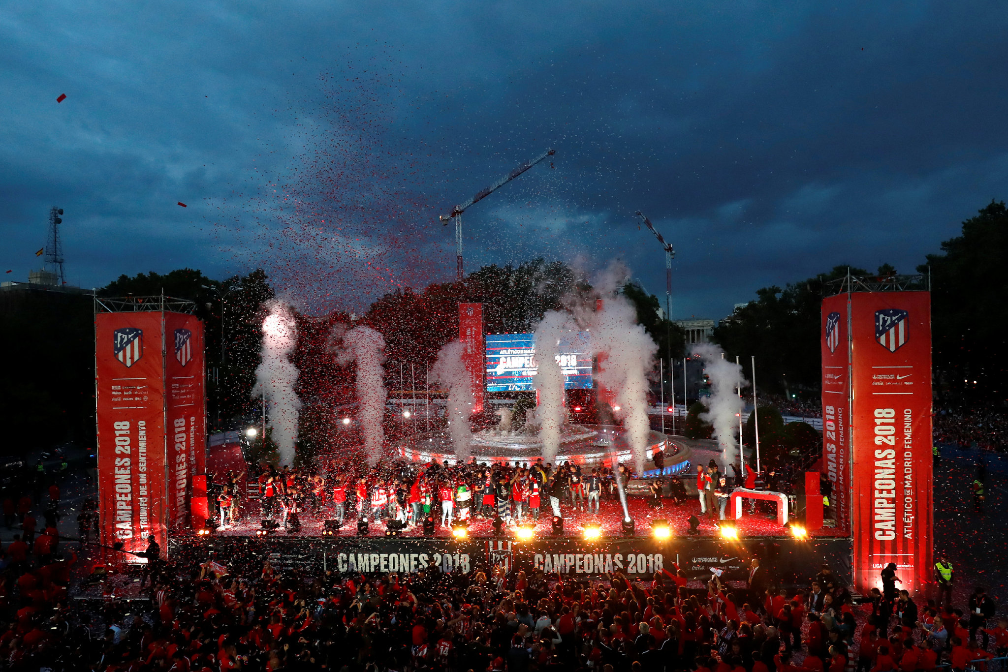 2018年5月18日,马德里竞技占领了海神广场.