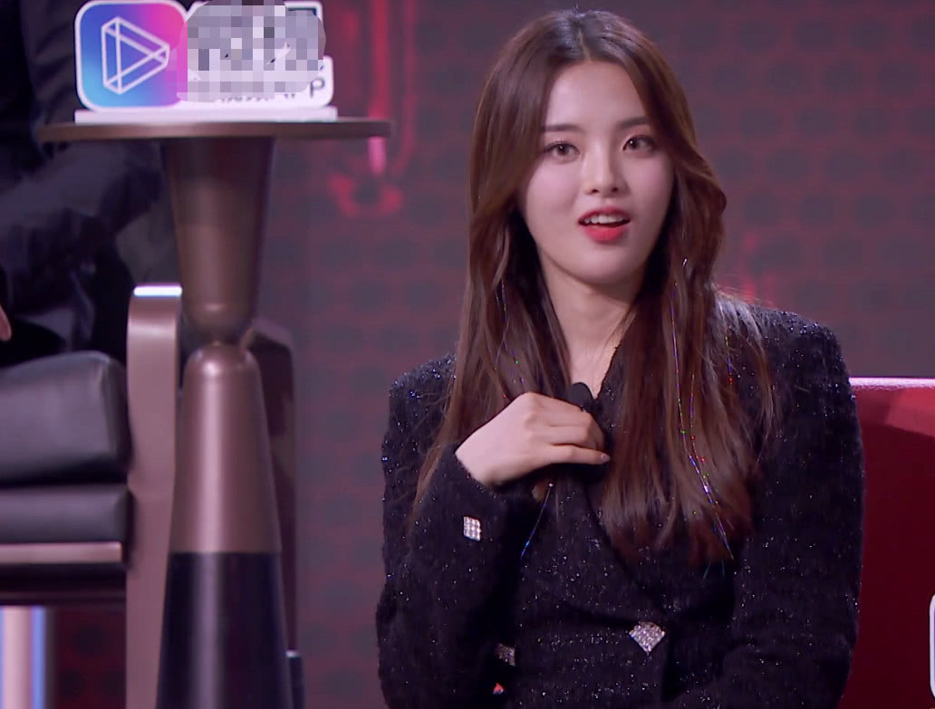 杨超越上《吐槽大会》不忘耍"小心机",网友的视线都放在她头上