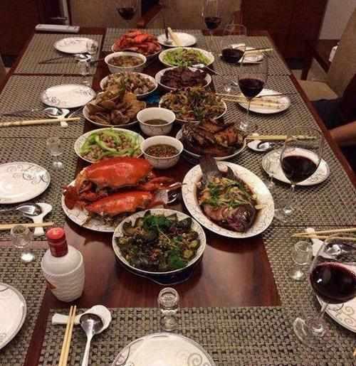 看看蒋勤勤和陈建斌的晚餐,大鱼大肉真是丰盛,看的我都流口水了