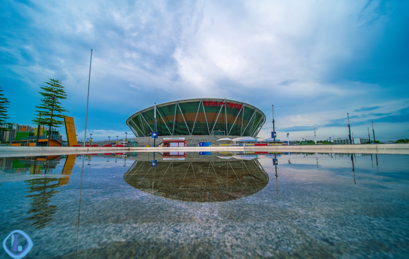 雨后东莞的篮球中心美如天空之境