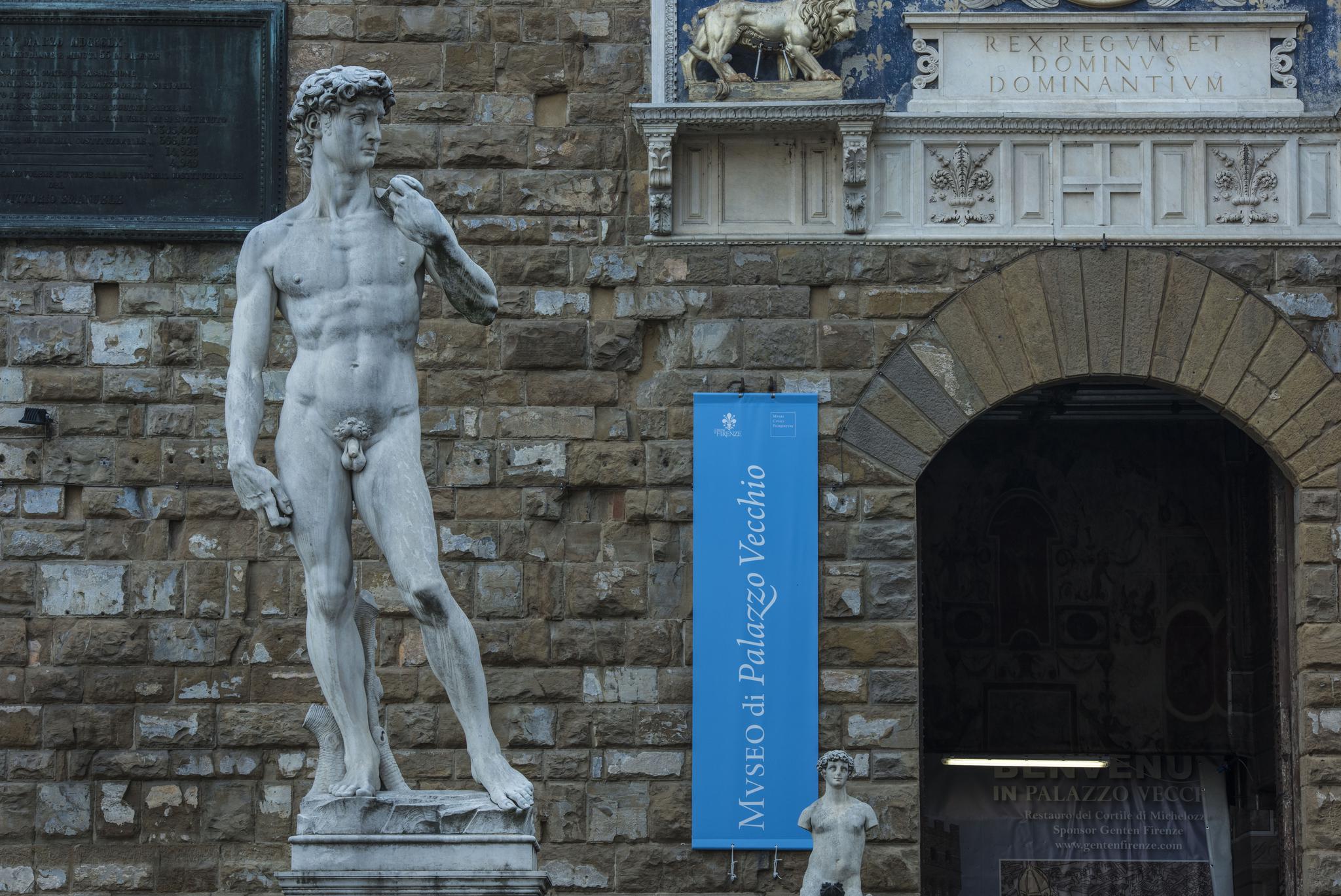 共复制有二尊大卫像被放在公众场所展出,一尊是在米开朗基罗广场中央