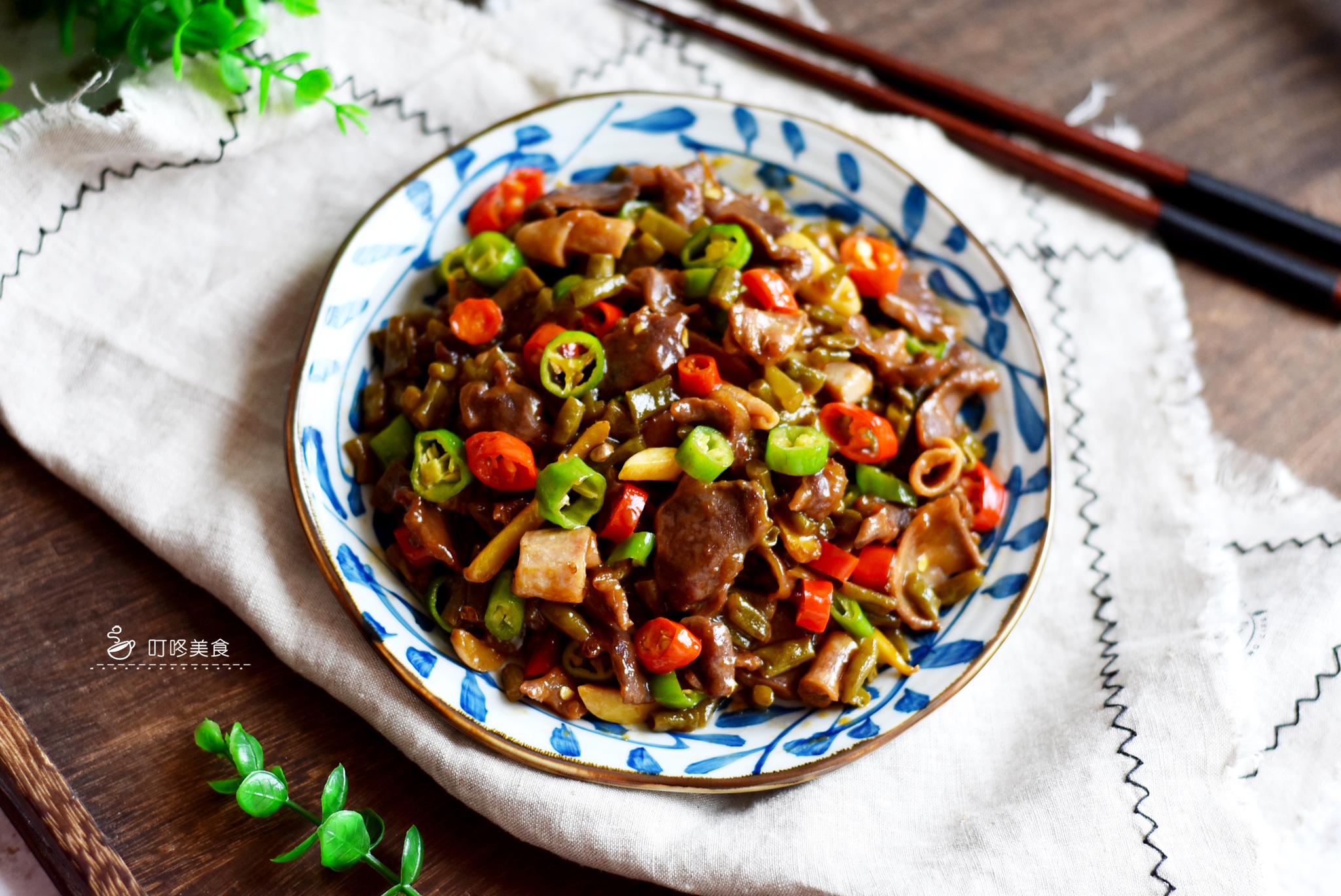 鸭胗炒酸豆角 材料:新鲜鸭胗2个,酸豆角1碗,青红辣椒,蒜头,姜,食用油