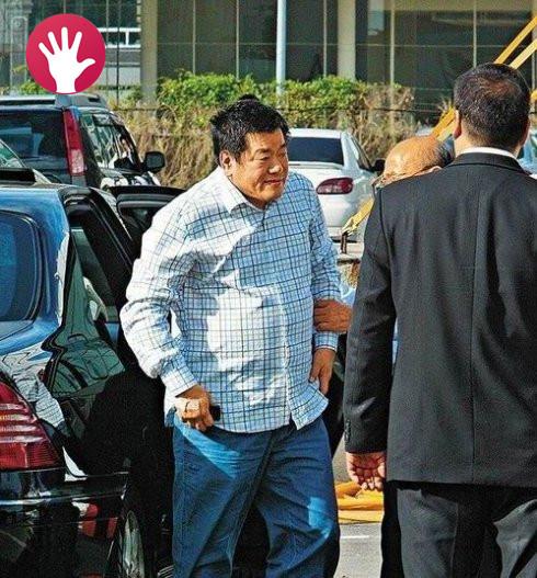 台湾竹联帮的总护法,释小龙,贾静雯为他儿女,力捧周杰伦惨赔钱