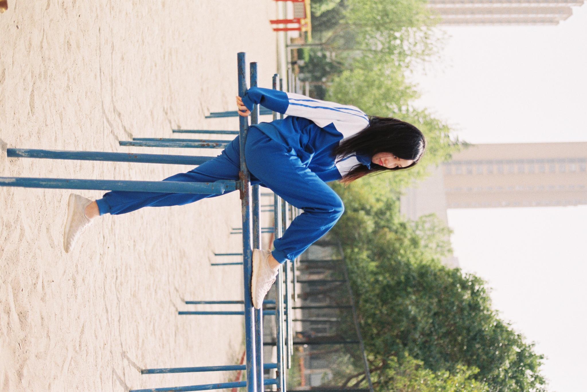 一个眉眼间带着英气的小姐姐,这么酷的校服照头一次见