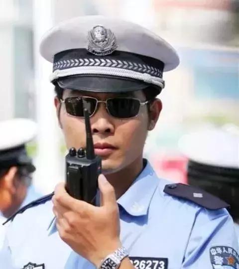 警察献血疼成表情包