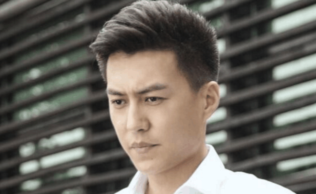 靳东,是我们非常熟悉的演员了,人气非常高,有多少人最开始读成了斩东