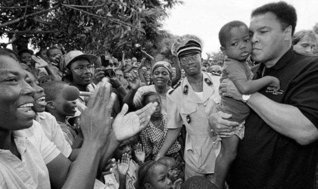 拳王阿里:因拒服兵役入狱,结过四次婚,晚年收的