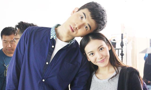 李川红白犬牙纹翻领风衣 演绎秋冬混搭时尚