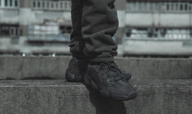 sneaker 新宠:抢先上脚 adidas yeezy 500 黑武士