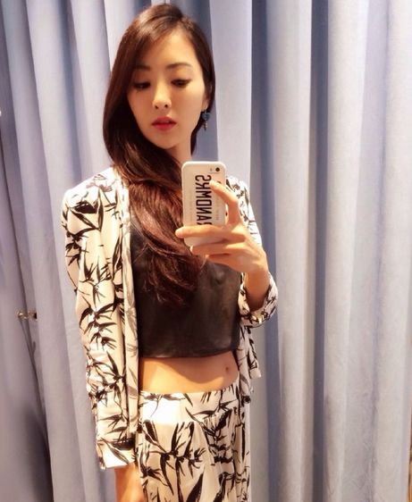 38岁曹格的老婆晒出近照,大秀长腿细腰,性感|曹格|吴速玲|细腰_新浪